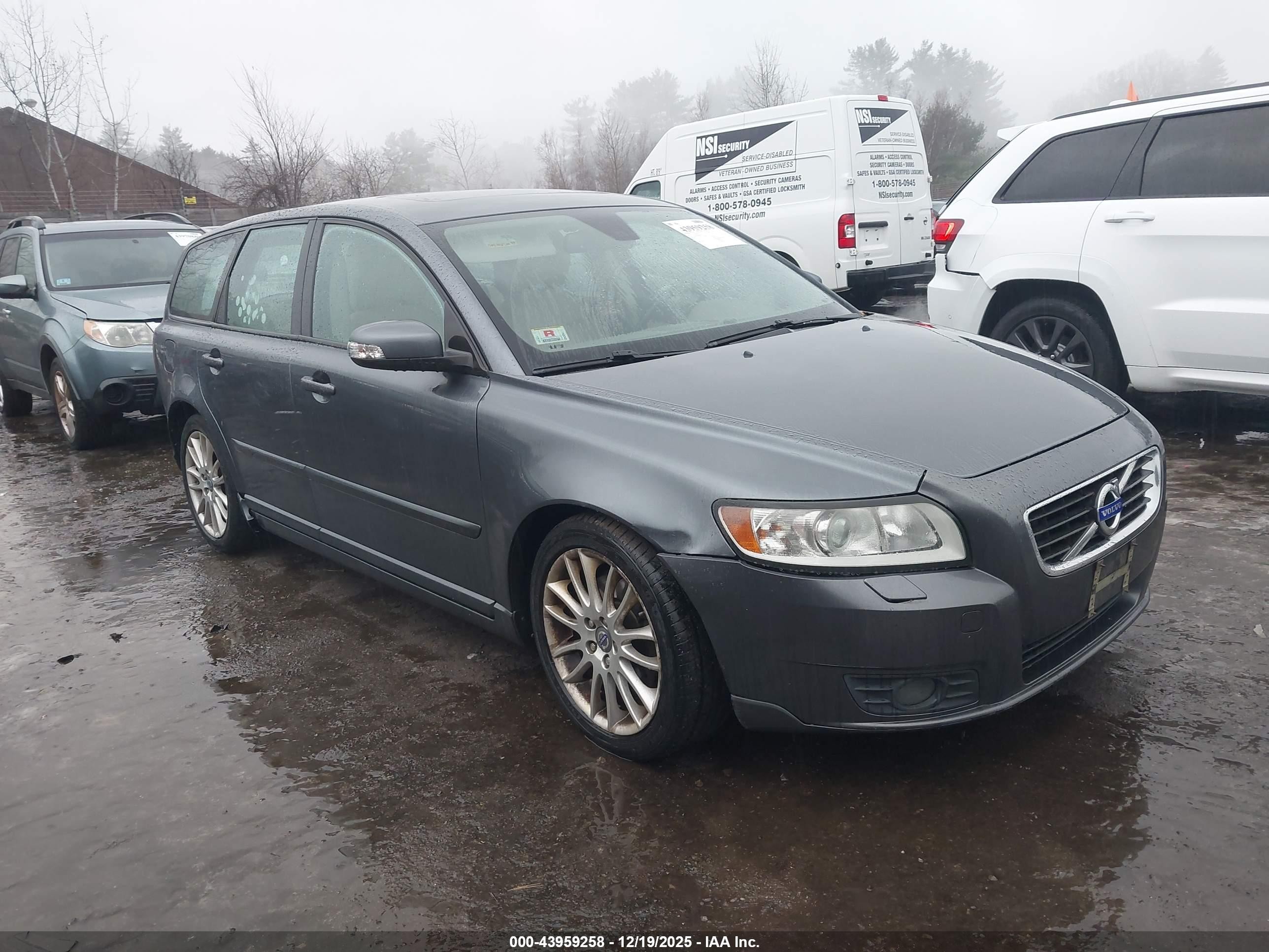 2011 Volvo V50, VIN YV1672MW6B2625813 — Normal wear