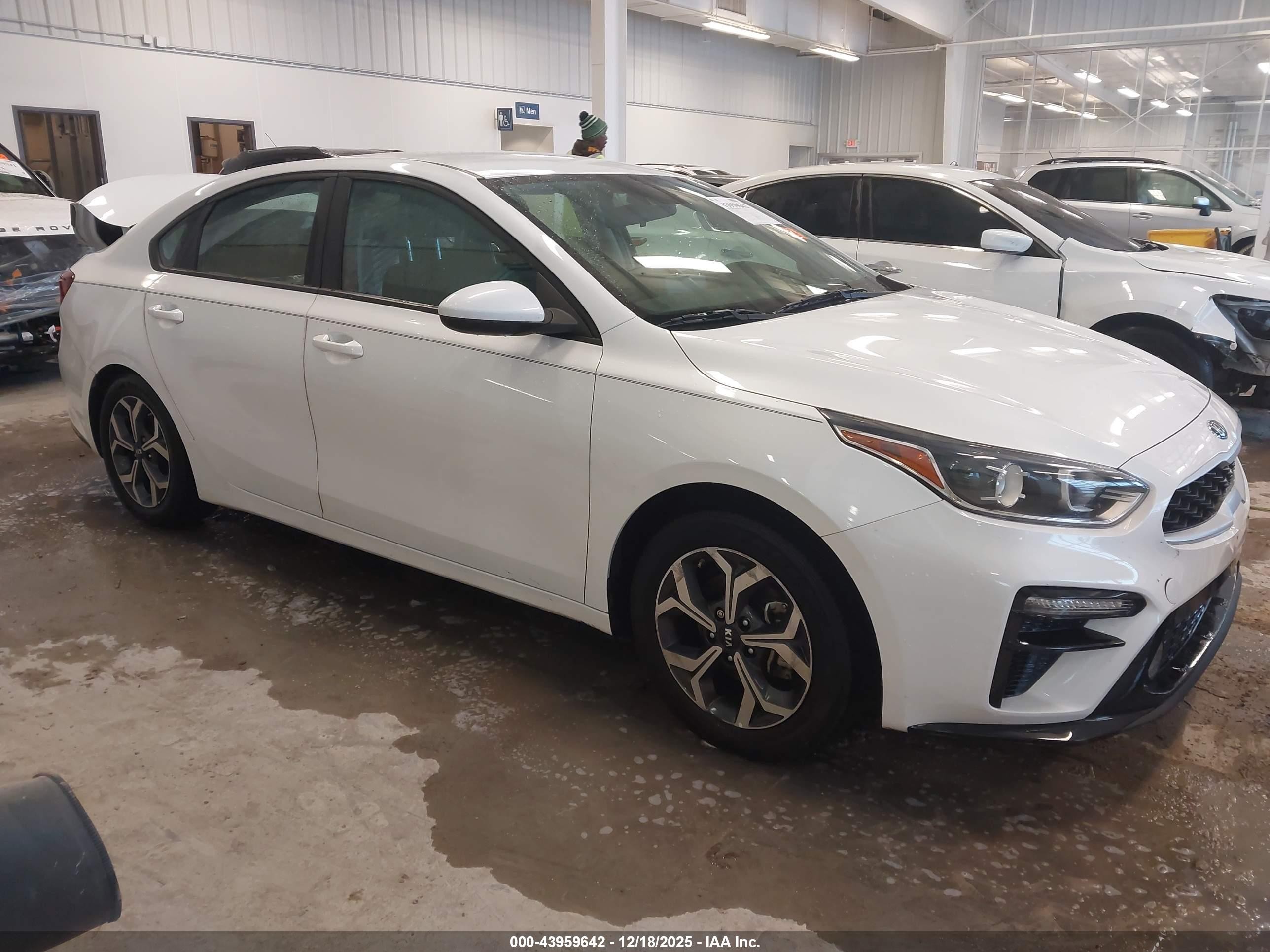 2021 Kia Forte LXS, VIN 3KPF24AD2ME299422 — Rear end