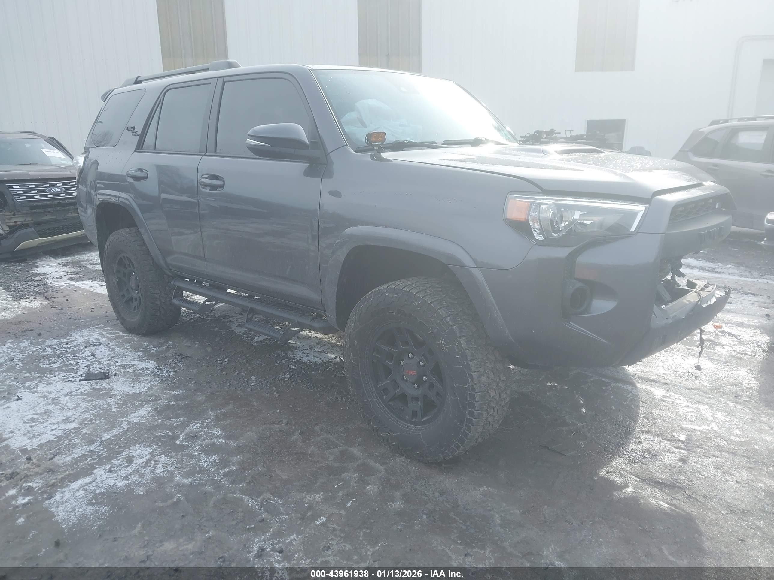 2021 Toyota 4Runner TRD Off Road Premium, VIN JTERU5JR1M5913831 — Front end