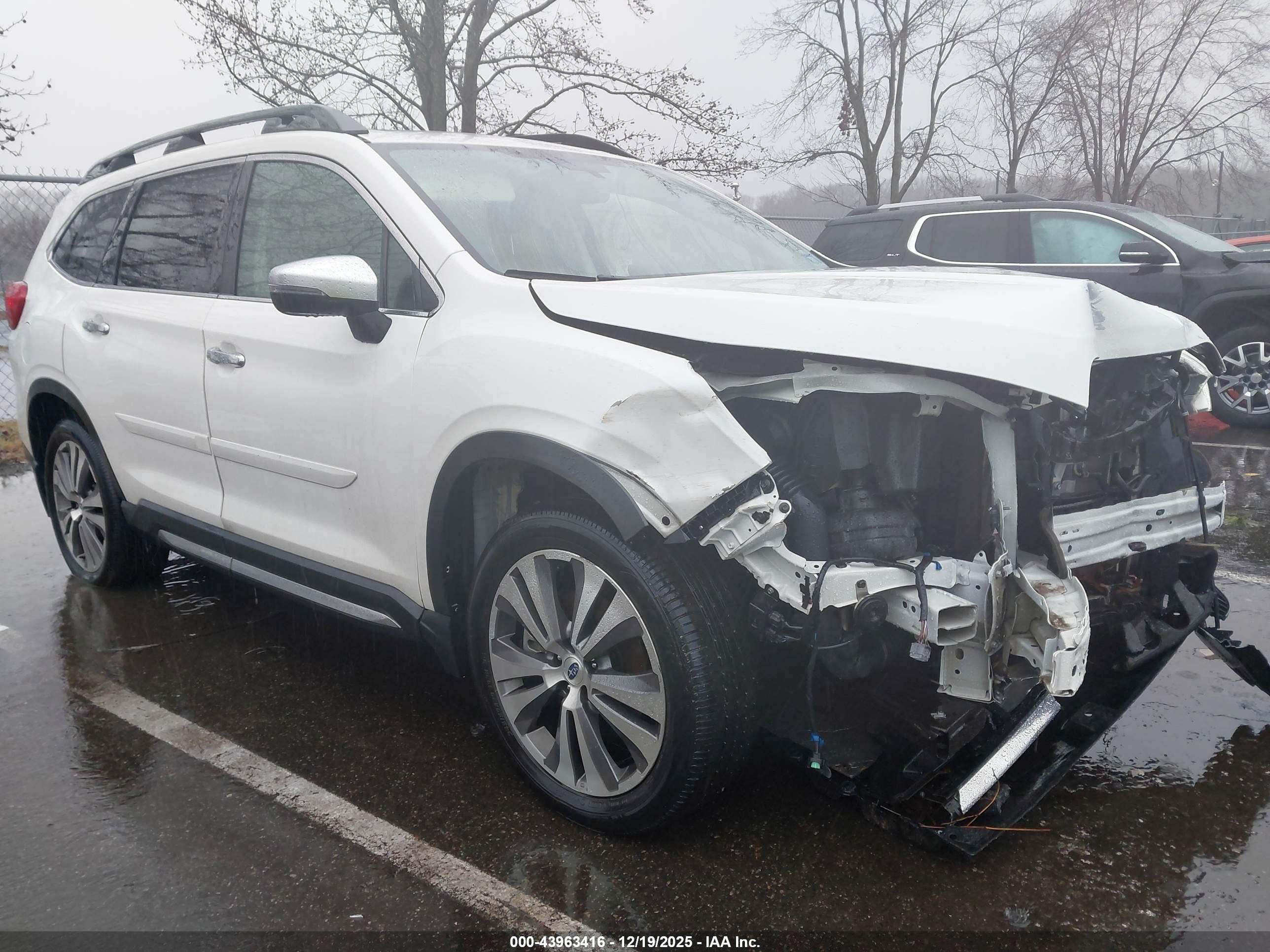 2020 Subaru Ascent Touring, VIN 4S4WMARD2L3446045 — Front end