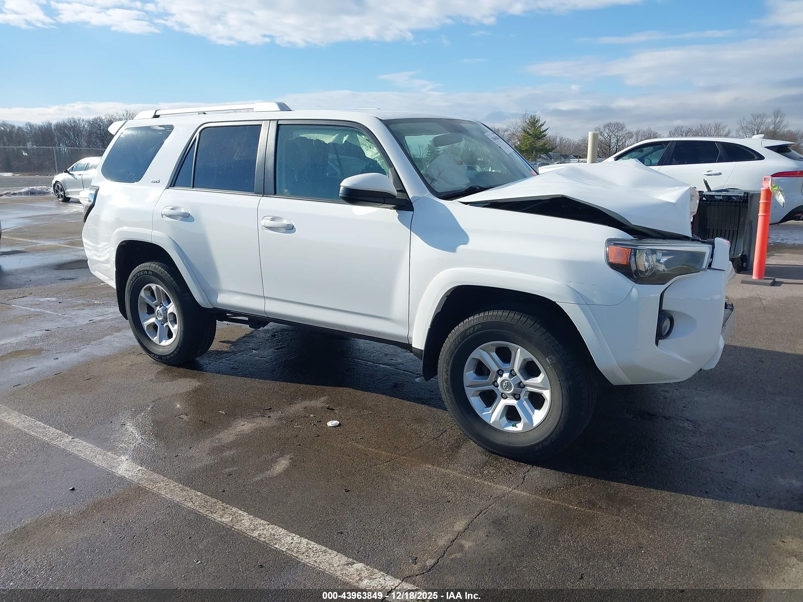 2018 Toyota 4Runner SR5 Premium, VIN JTEBU5JRXJ5557456 — Front end