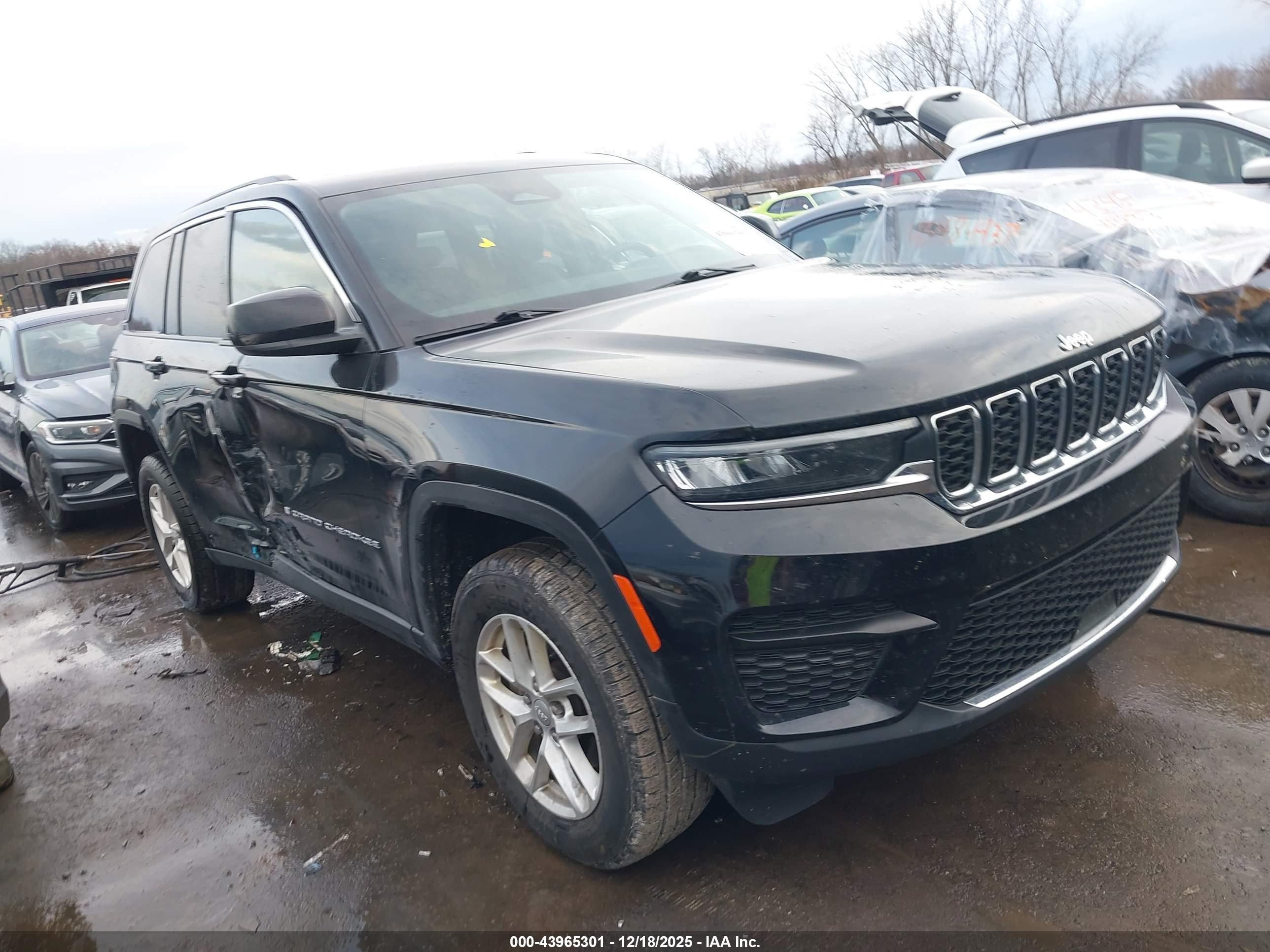 2023 Jeep Grand Cherokee Laredo, VIN 1C4RJHAG0PC518472 — Side