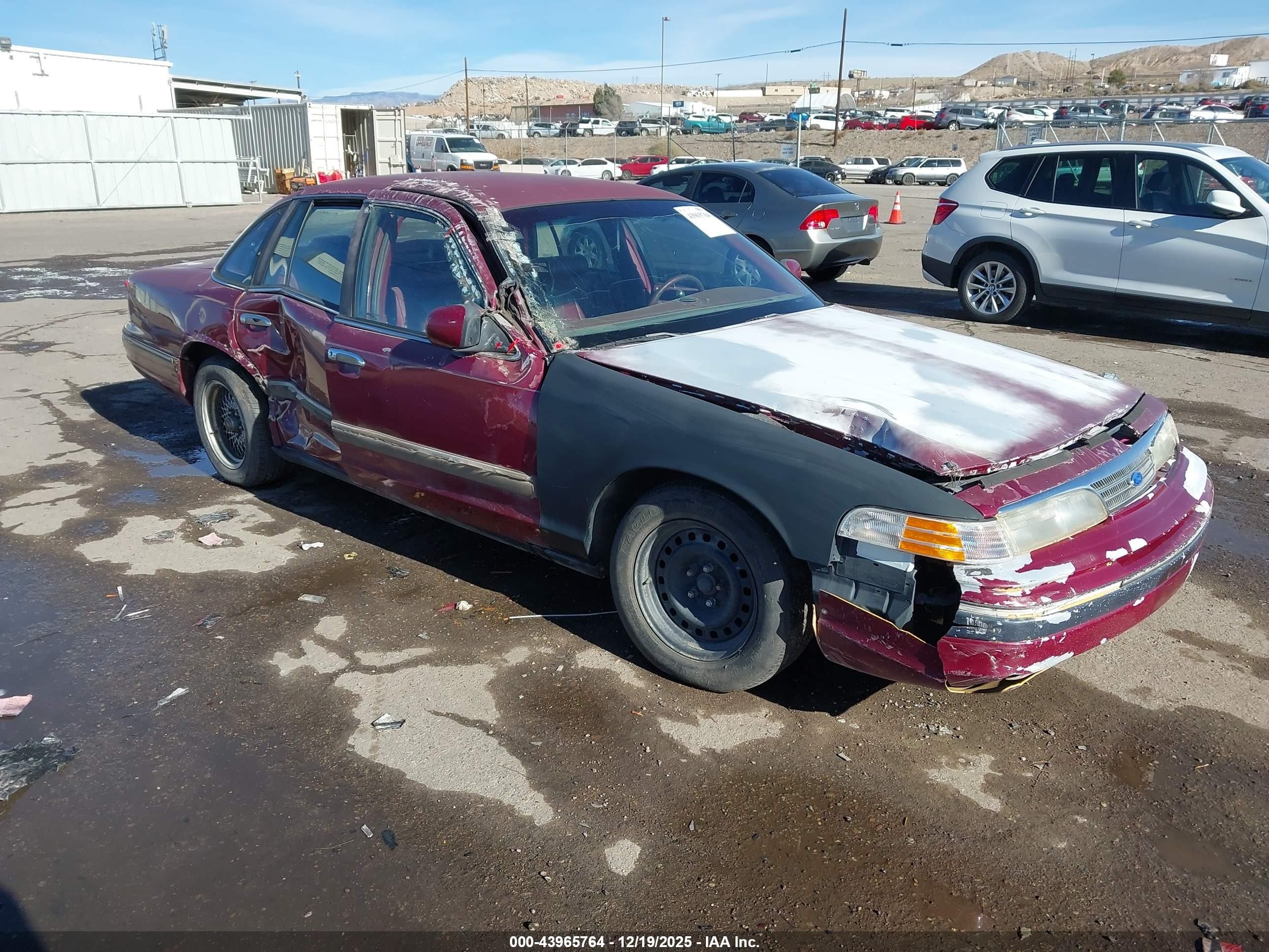 1993 Ford Crown Victoria LX, VIN 2FALP74W6PX160031 — Side