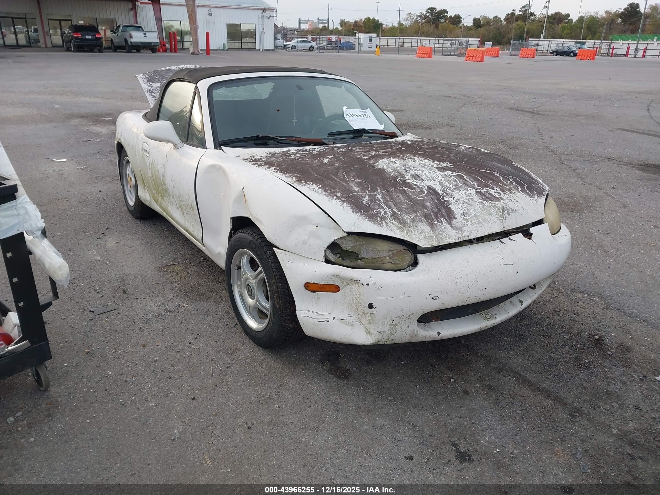 1999 Mazda MX-5 Miata, VIN JM1NB3533X0115853 — Side