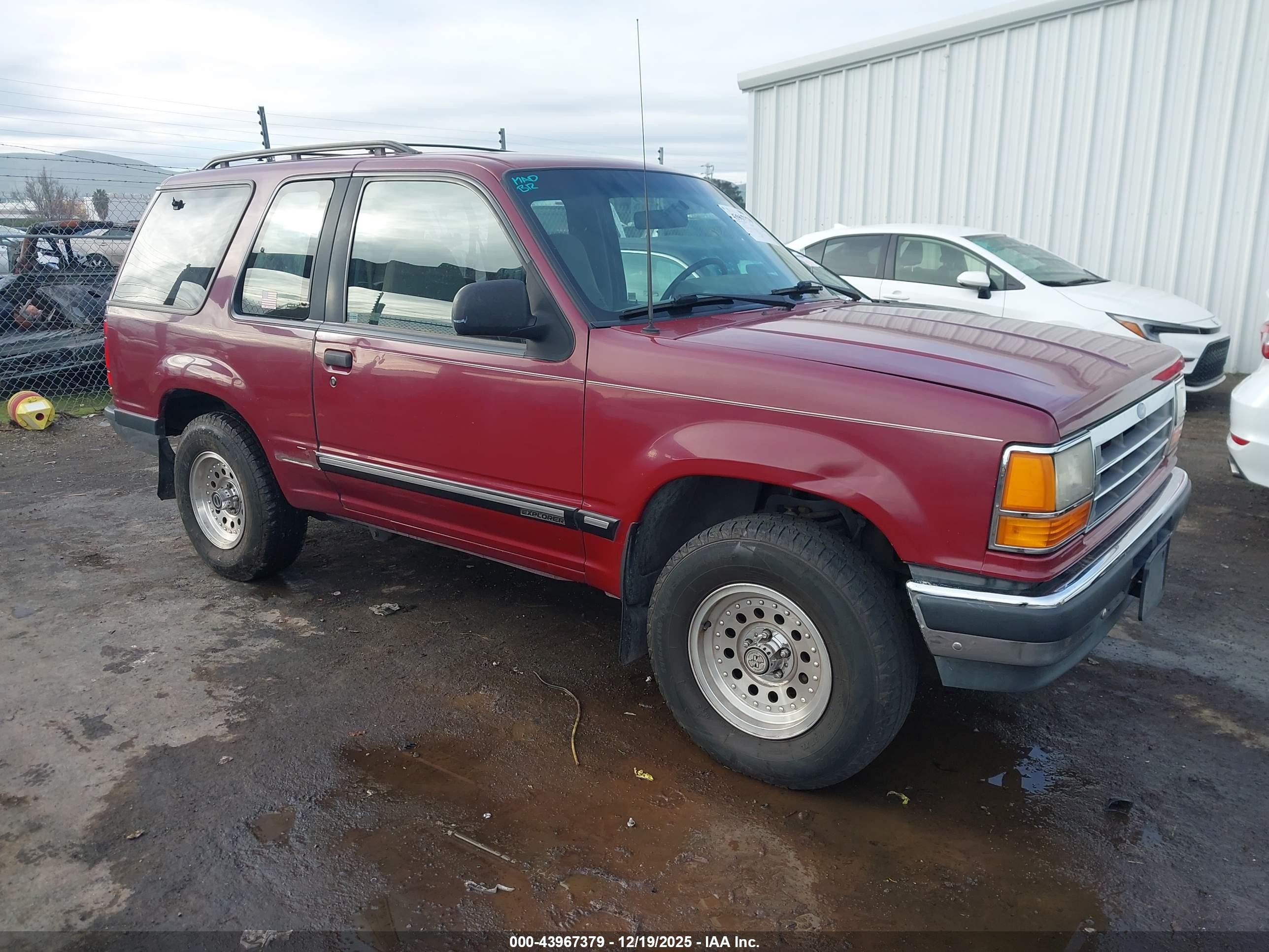 1992 Ford Explorer Eddie Bauer, VIN 1FMCU24X7NUA02859 — Side