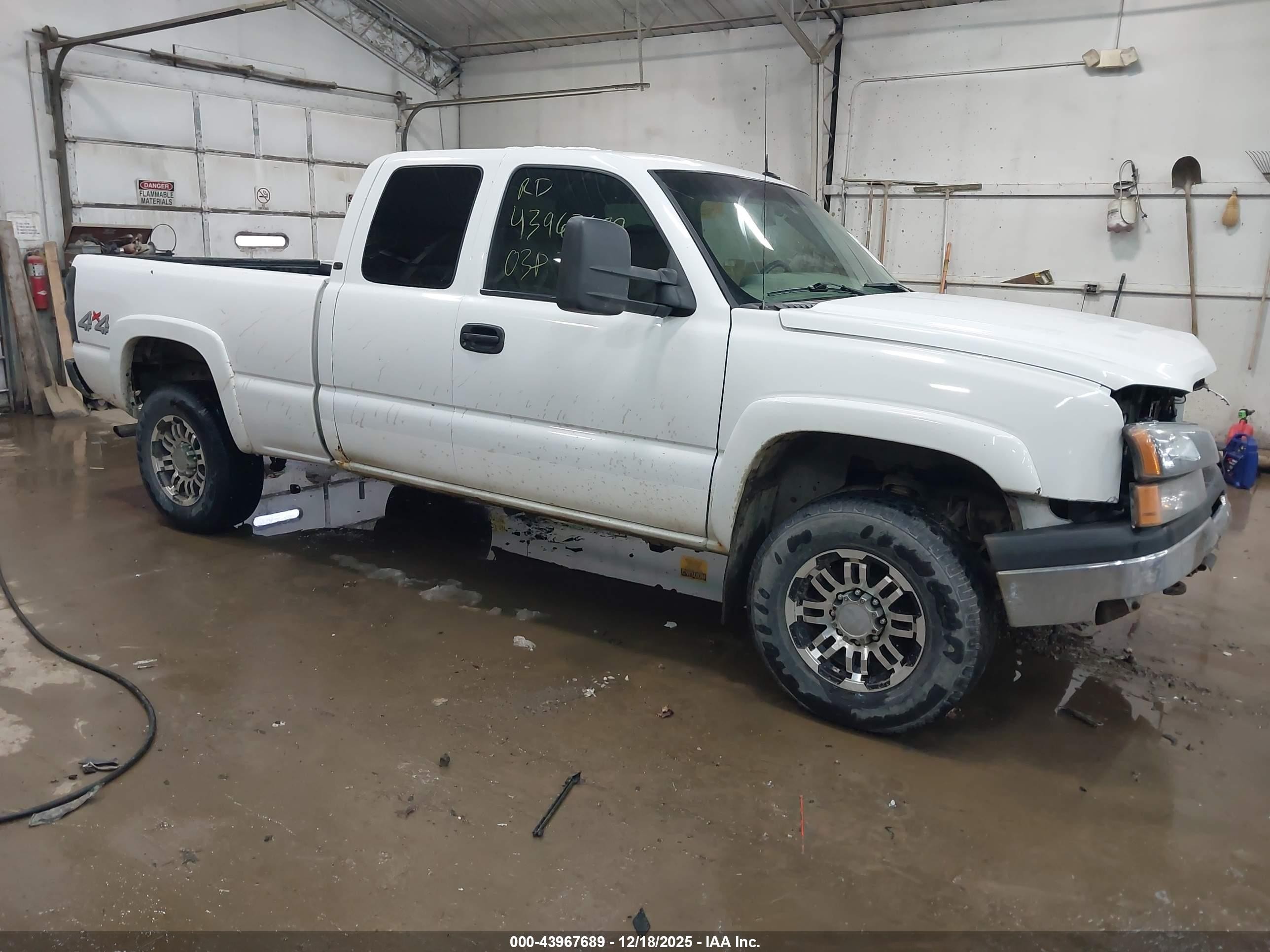 2003 Chevrolet Silverado 2500 LS, VIN 1GCGK29U73Z254024 — Front end
