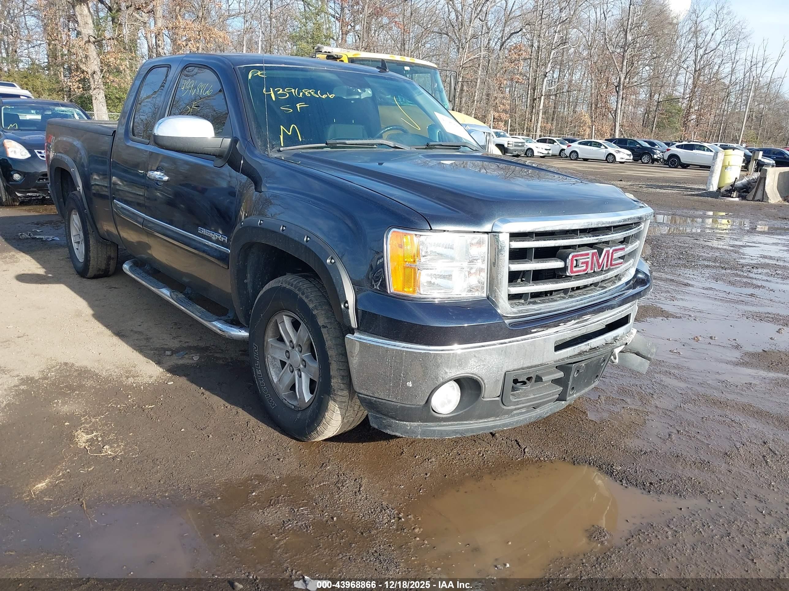 2013 GMC Sierra 1500 SLE, VIN 1GTR2VE79DZ192105 — Front end