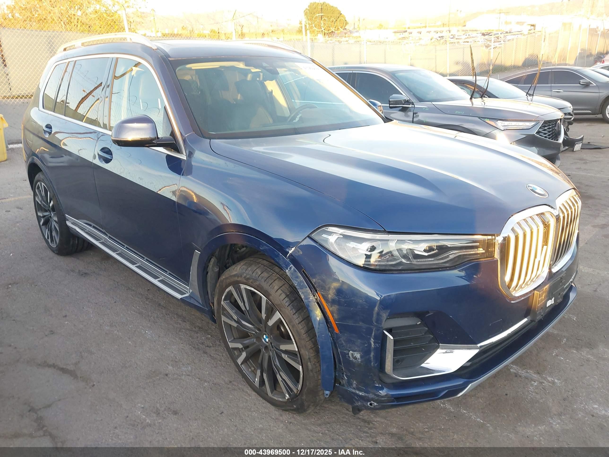 2020 BMW X7 xDrive40i, VIN 5UXCW2C07L9A03689 — Перед