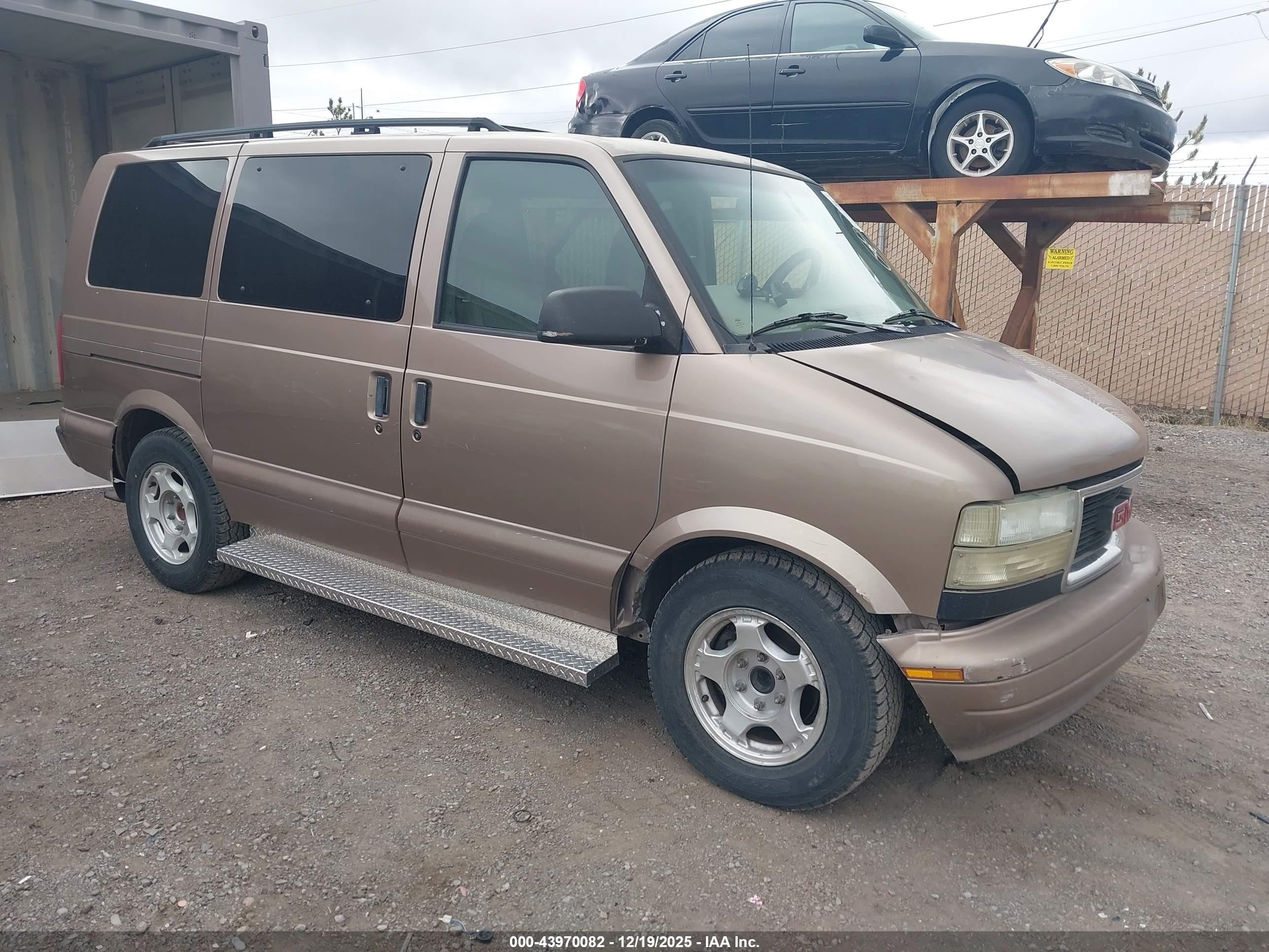 2003 GMC Safari, VIN 1GKDM19X53B509946 — Normal wear