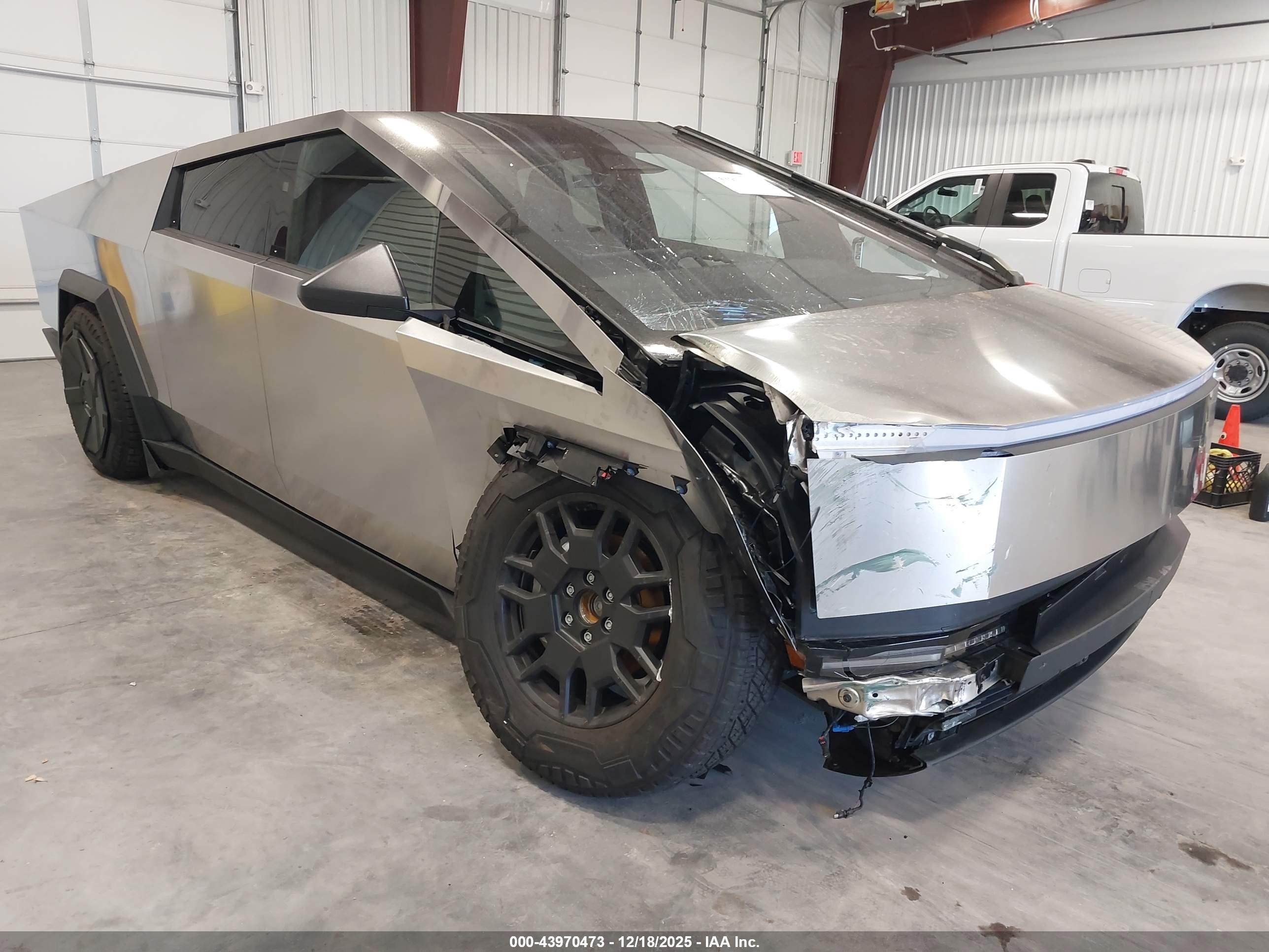2025 Tesla Cybertruck Cyberbeast, VIN 7G2CEHEE1SA060806 — Front end