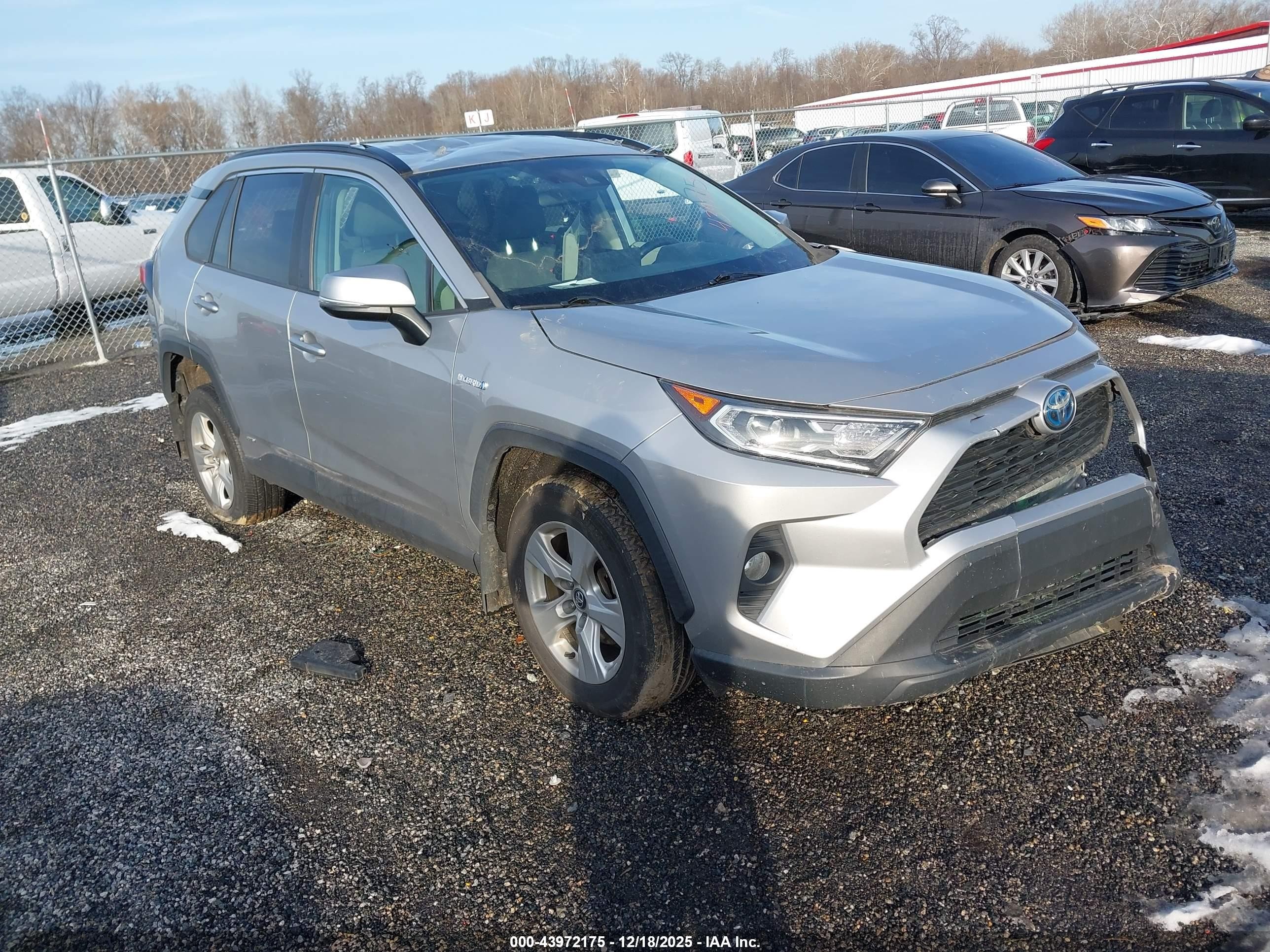 2020 Toyota RAV4 Hybrid XLE, VIN 2T3RWRFV5LW091750 — Front end