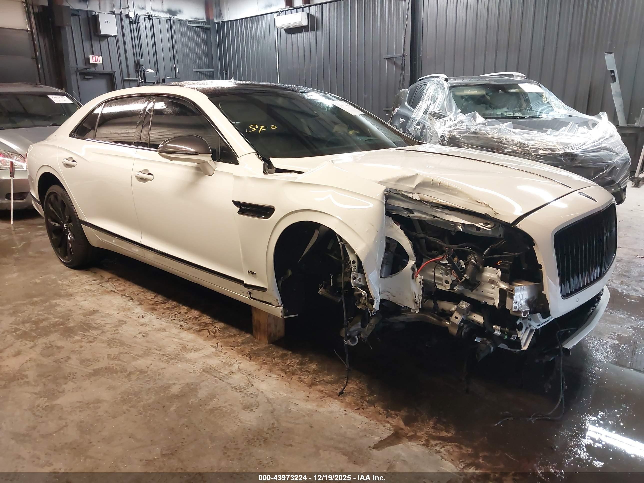 2022 Bentley Flying Spur V8, VIN SCBBG6ZG6NC091386 — Front end