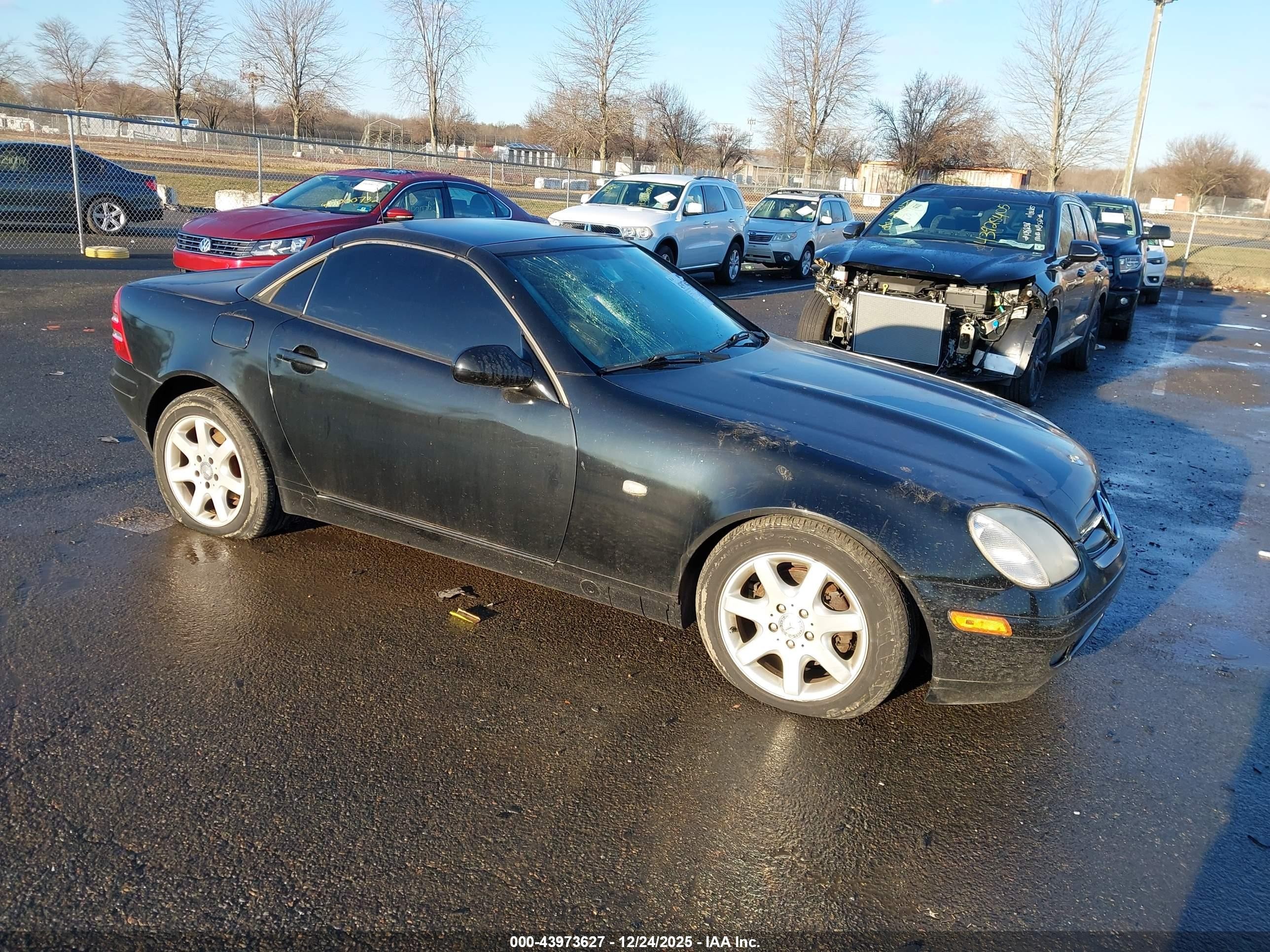 2000 Mercedes-Benz SLK 230 Kompressor, VIN WDBKK47F2YF146217 — Front end