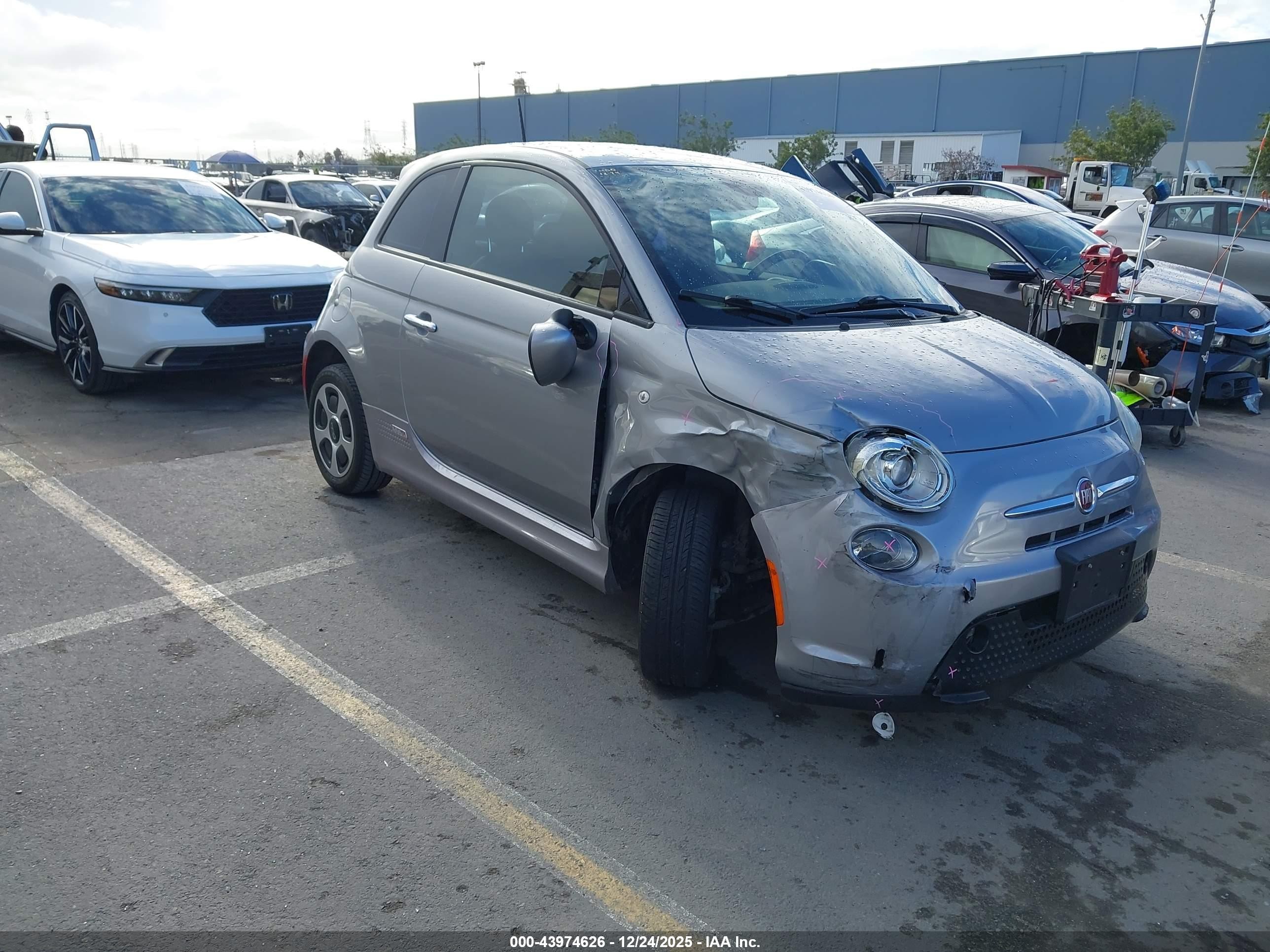 2015 FIAT 500e, VIN 3C3CFFGE0FT585792 — Side
