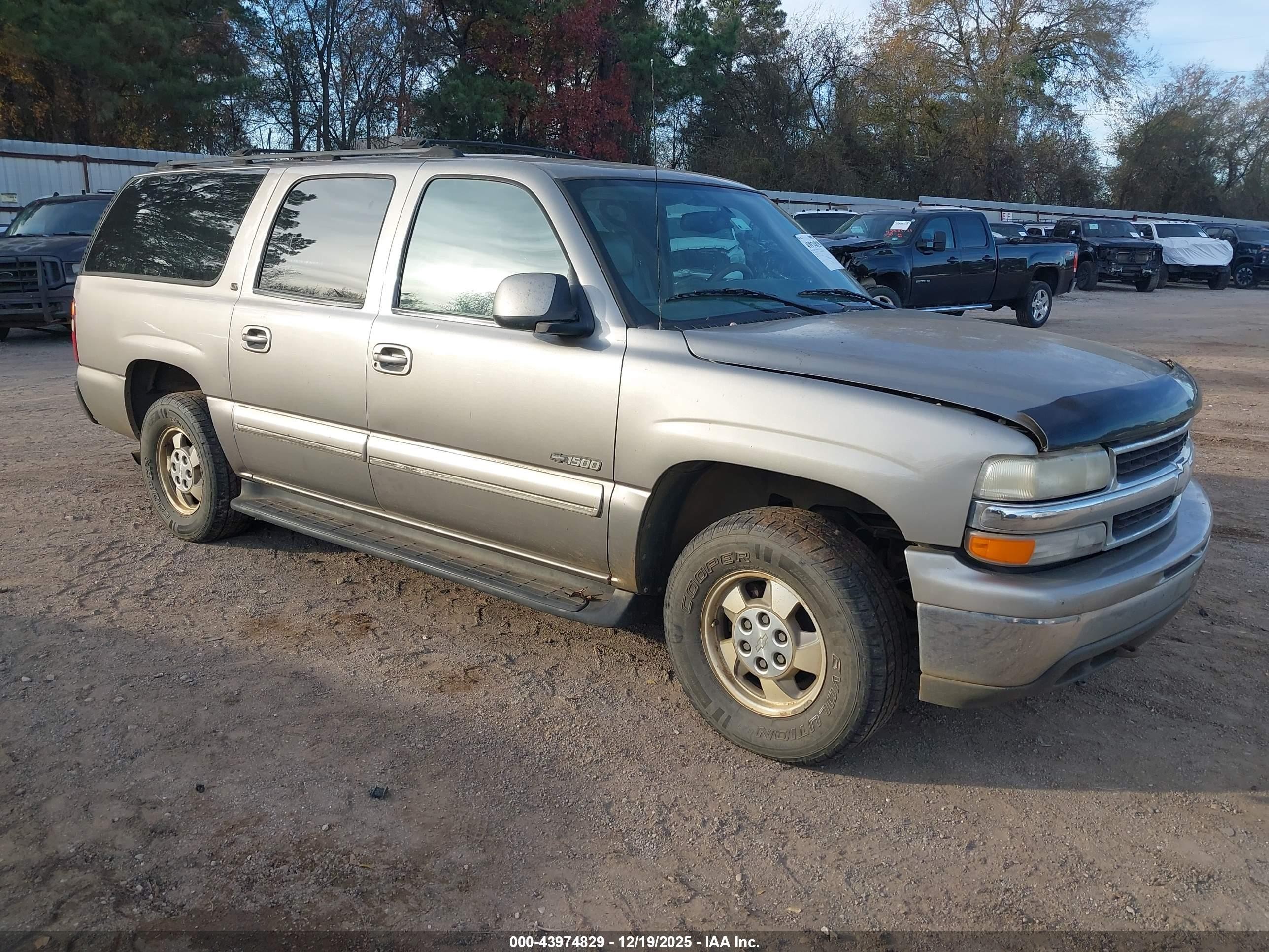 2001 Chevrolet Suburban LT, VIN 3GNEC16T91G107170 — Front end