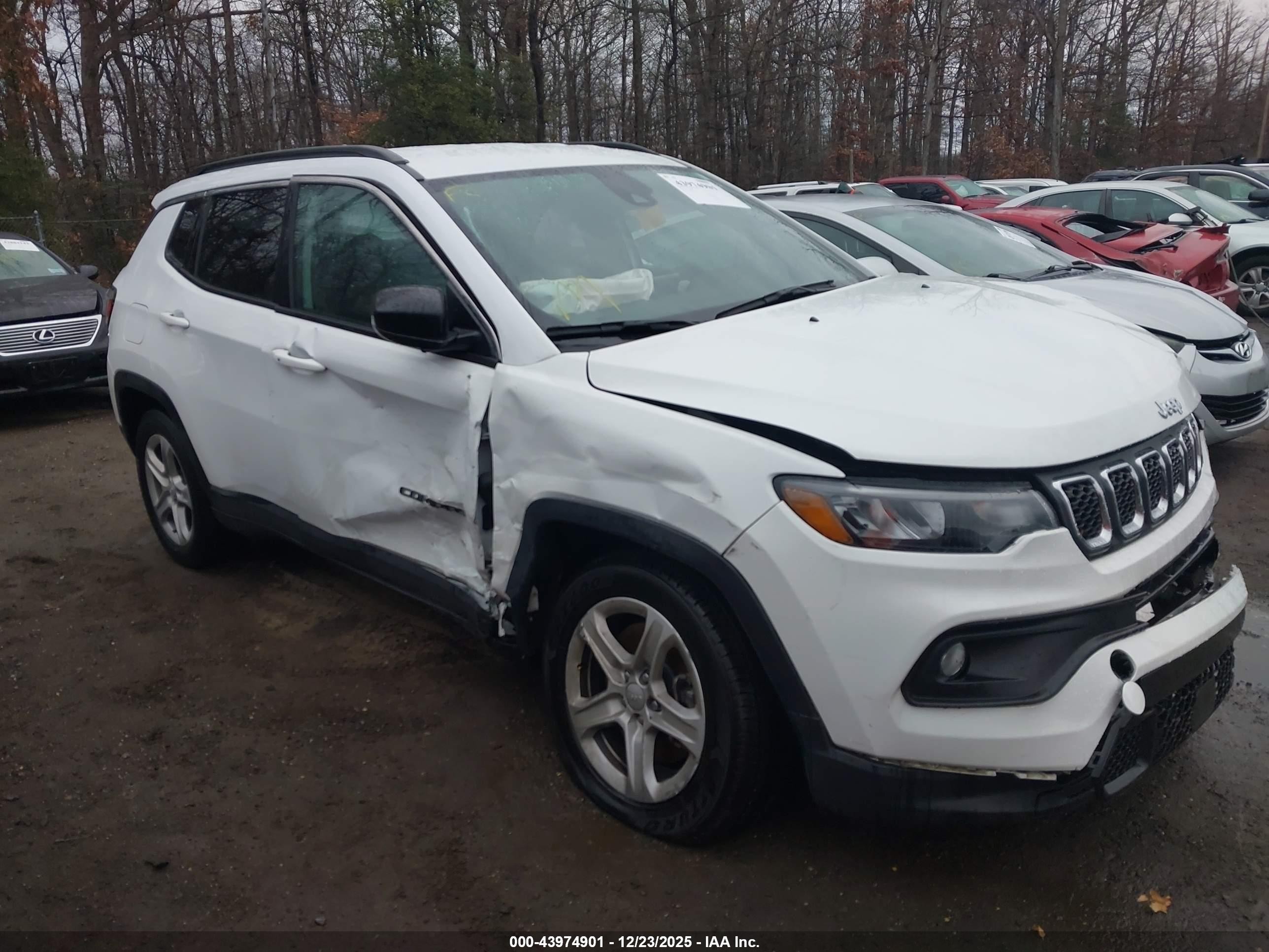 2024 Jeep Compass Latitude, VIN 3C4NJDBNXRT599105 — Side