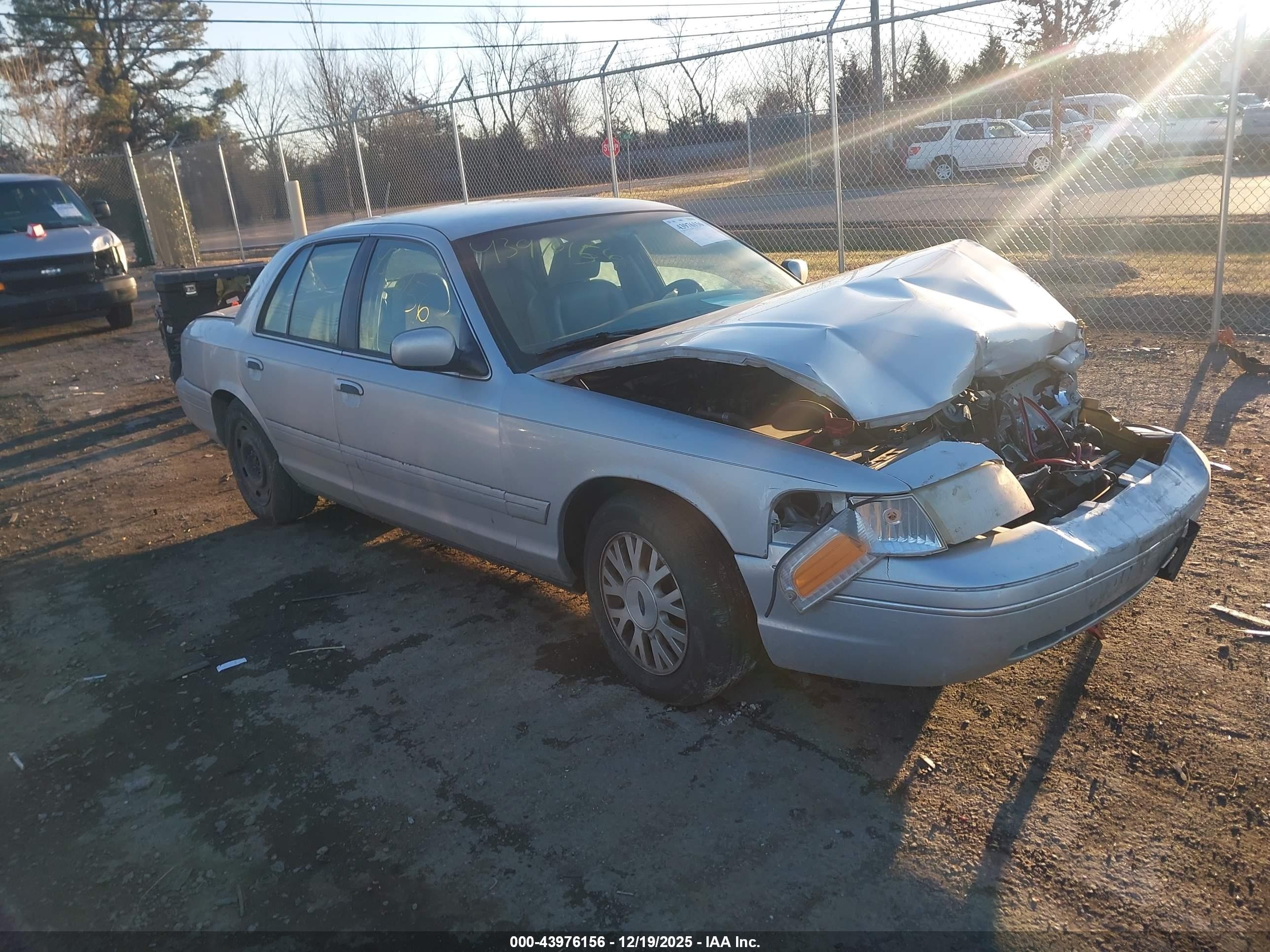 2003 Ford Crown Victoria LX, VIN 2FAFP74W23X122335 — Front end