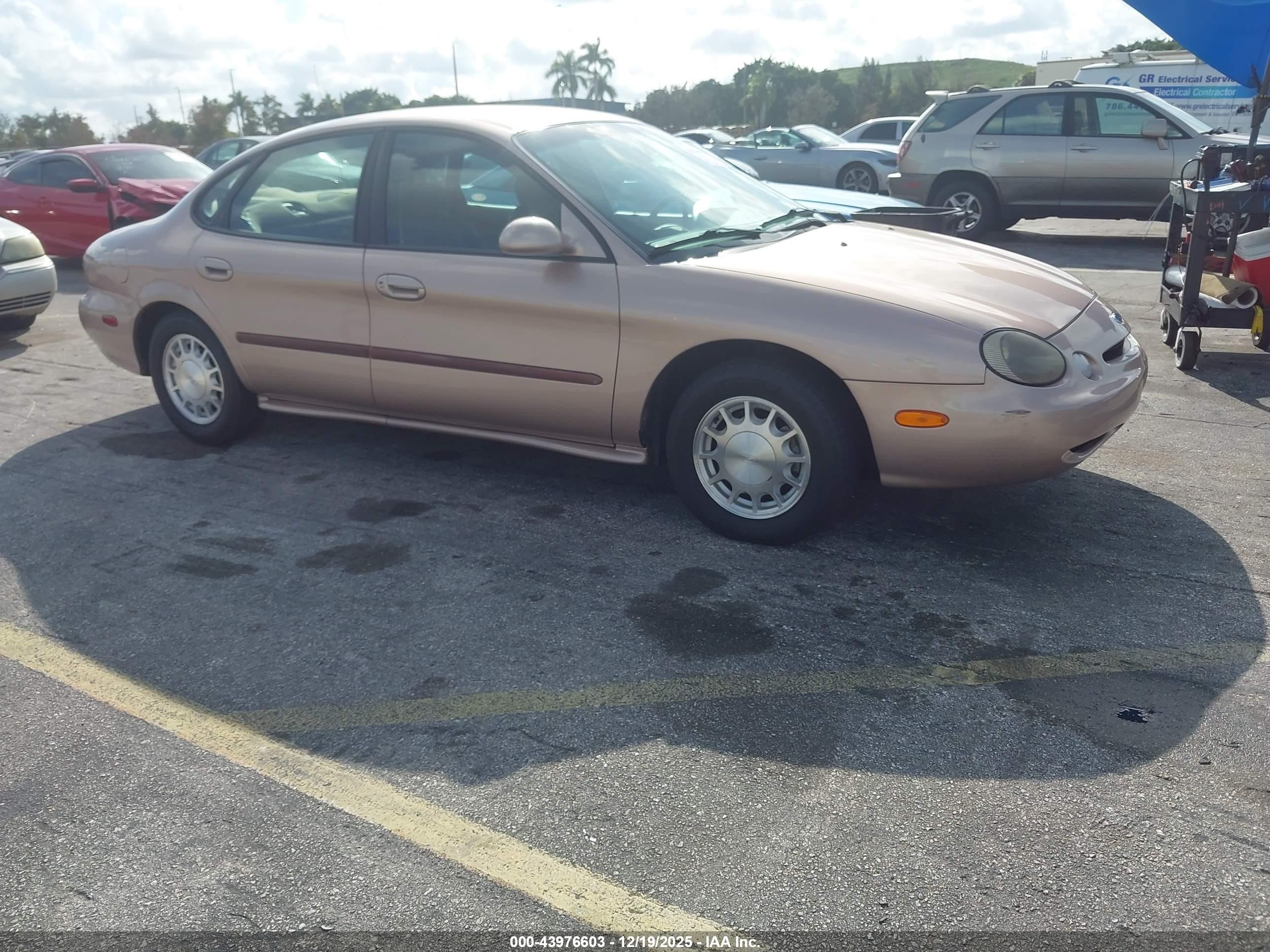 1996 Ford Taurus LX, VIN 1FALP53S0TA196500 — Side