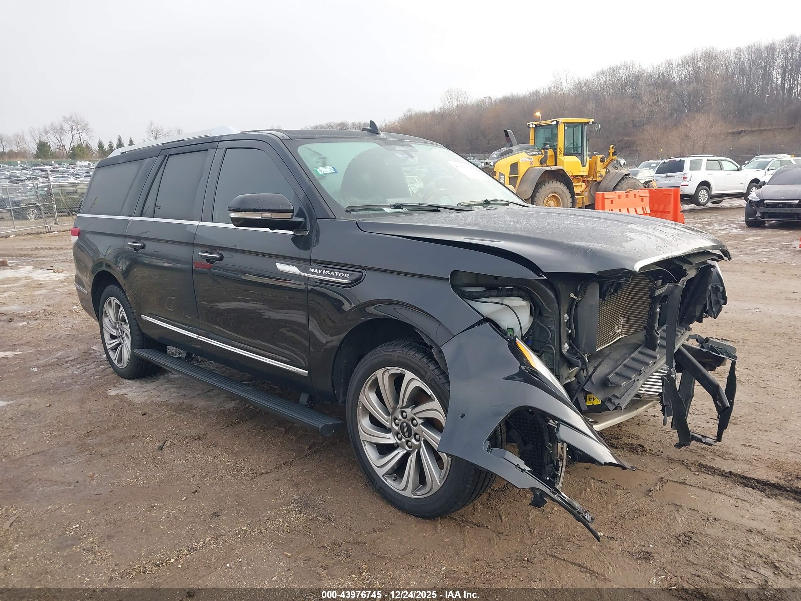 2022 Lincoln Navigator Reserve, VIN 5LMJJ3LT9NEL15830 — Front end