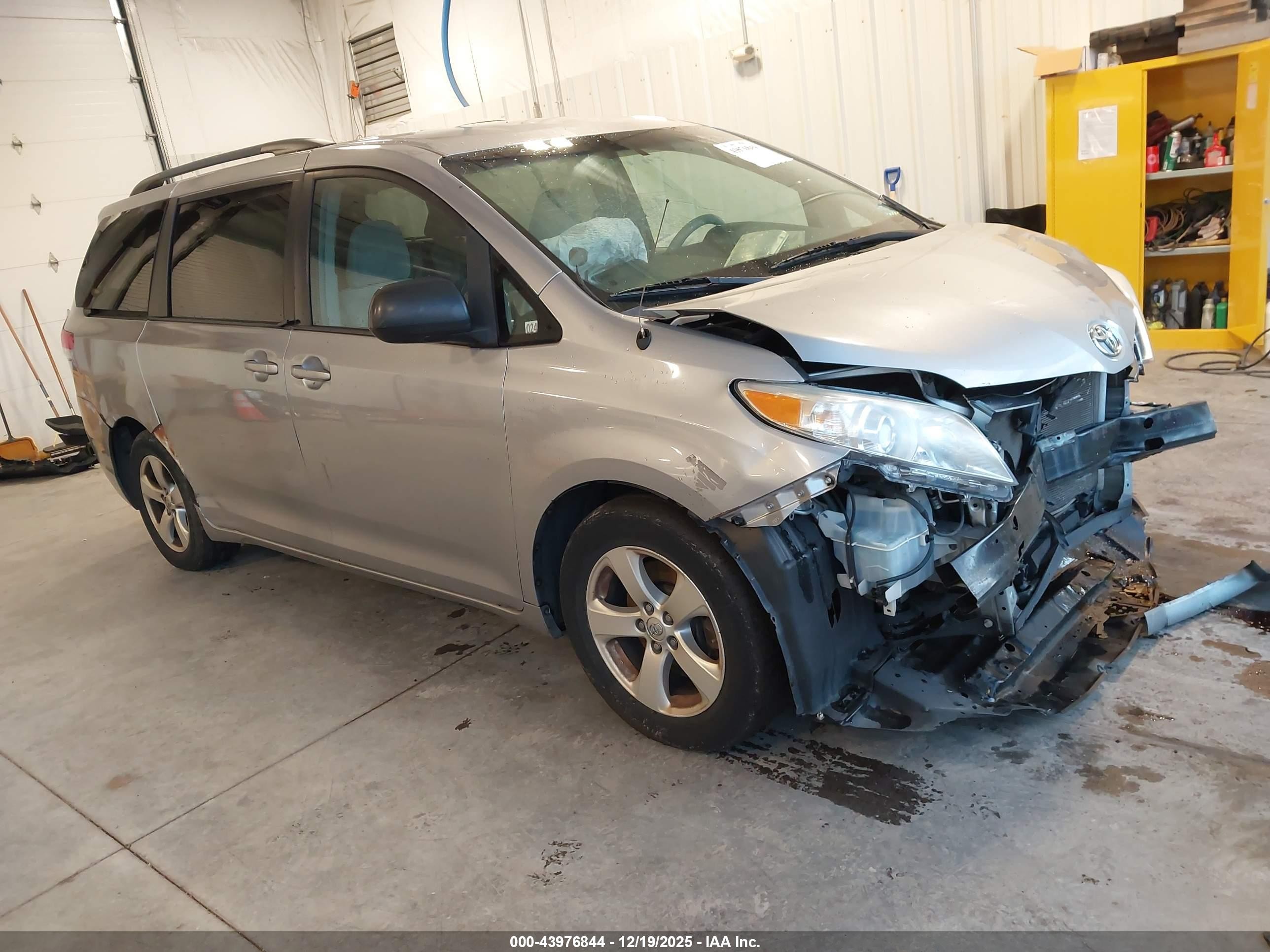 2014 Toyota Sienna LE, VIN 5TDKK3DC1ES458255 — Front end