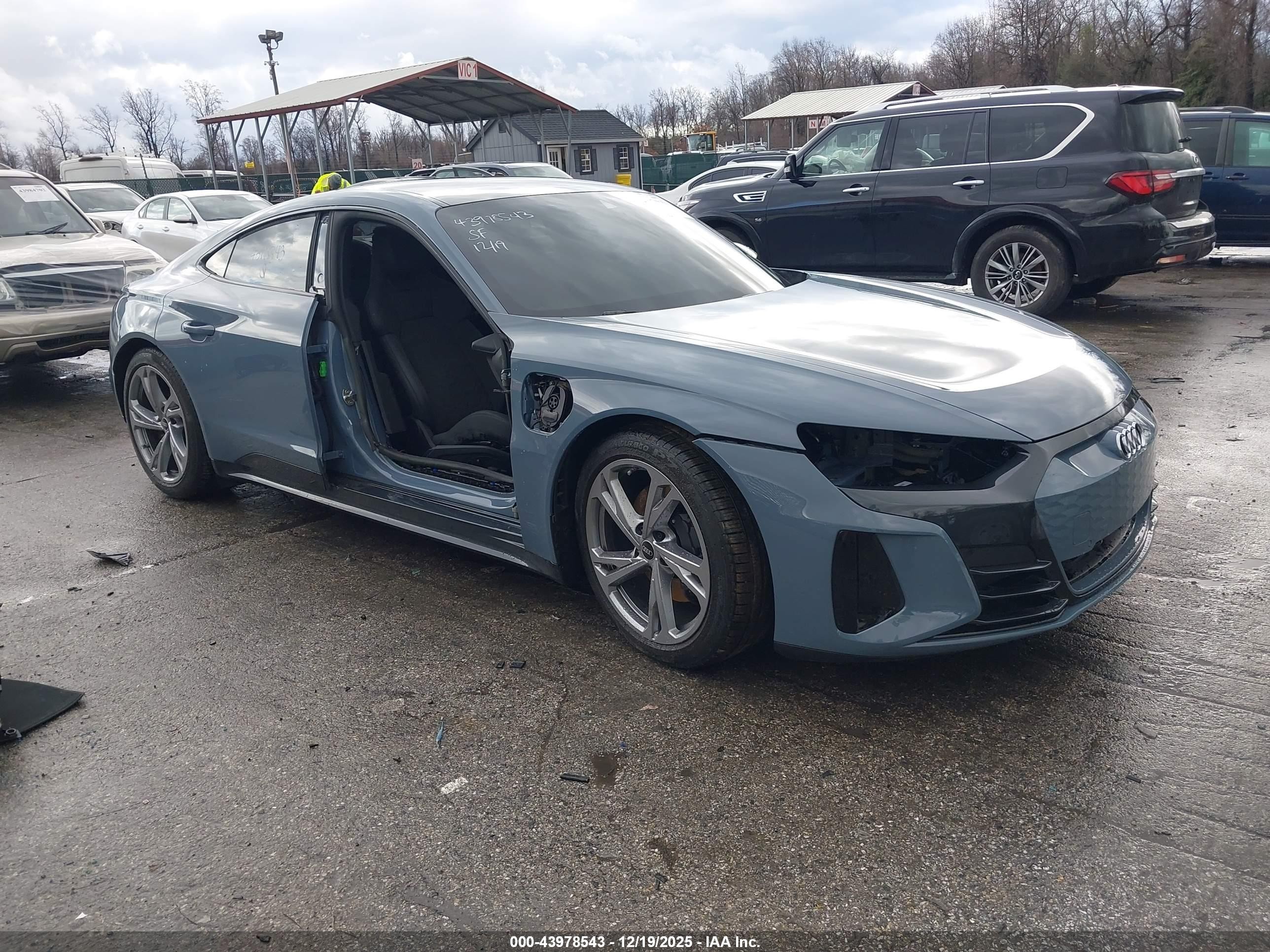 2023 Audi e-tron GT Premium Plus, VIN WAUFJBFW0P7002764 — Бок