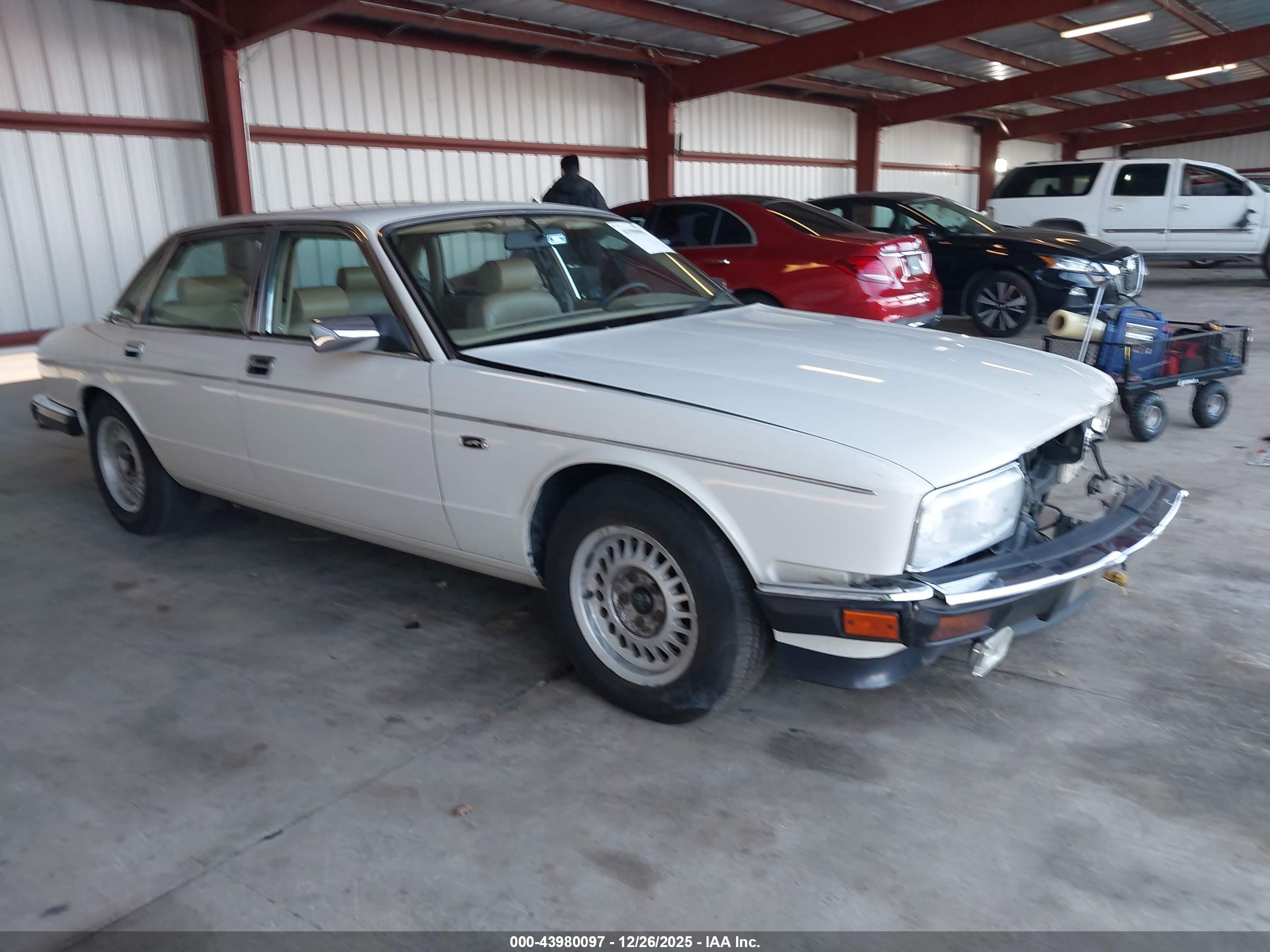 1992 Jaguar XJ, VIN SAJKY1740NC665357 — Front end