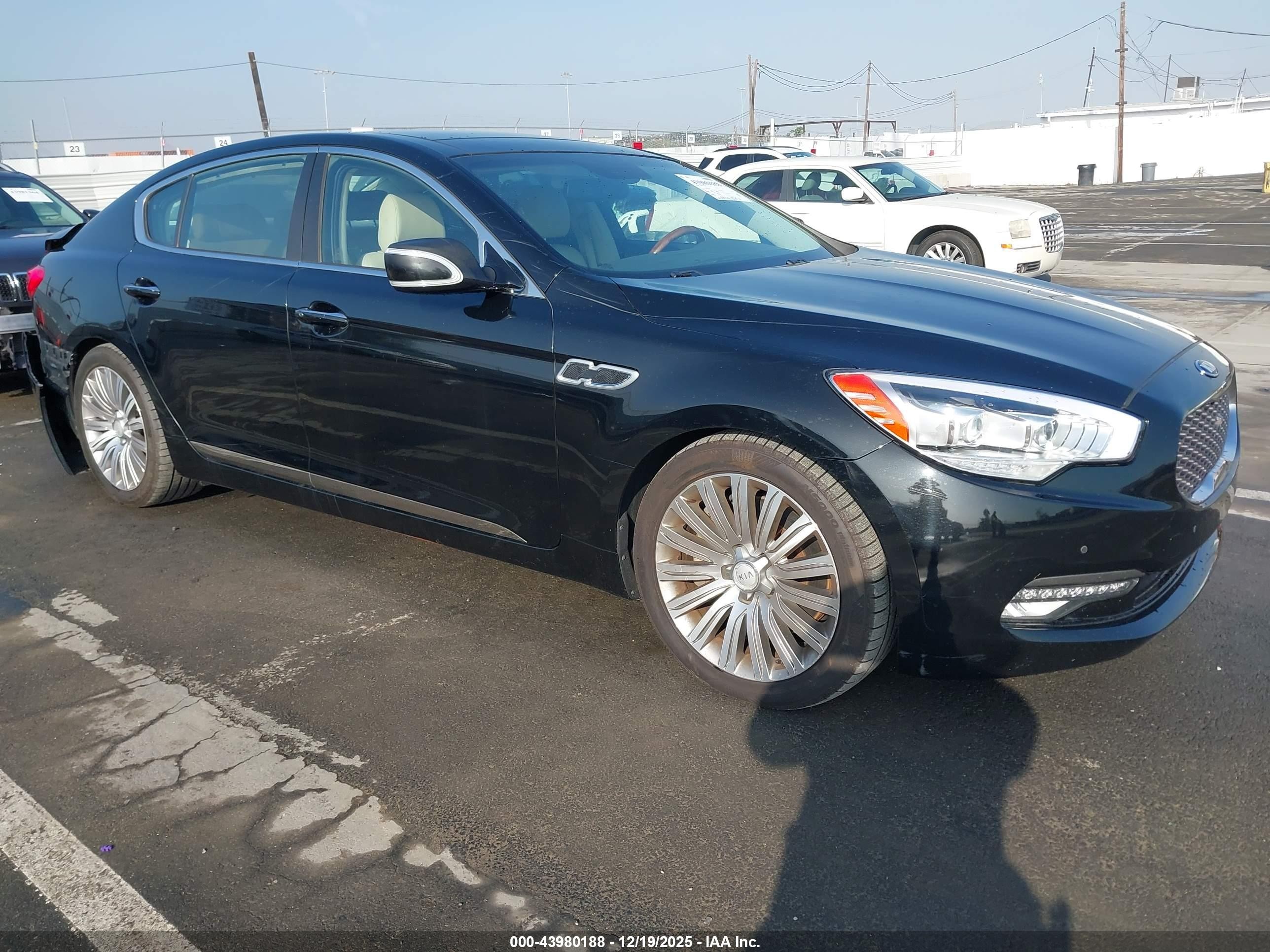 2015 Kia K900 Premium, VIN KNALU4D46F6025963 — Rear end