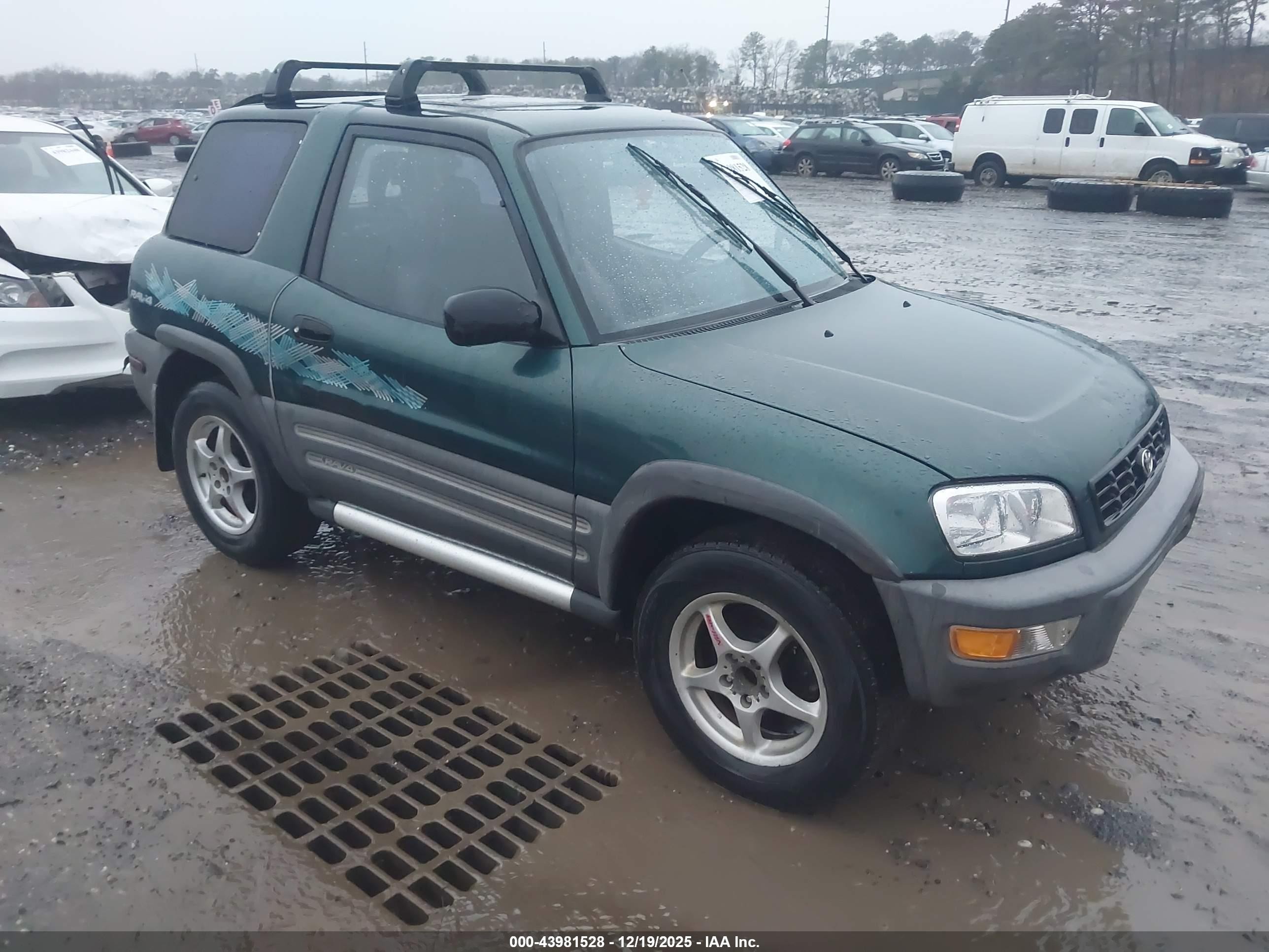 1998 Toyota RAV4, VIN JT3XP10V0W0012576 — Front end