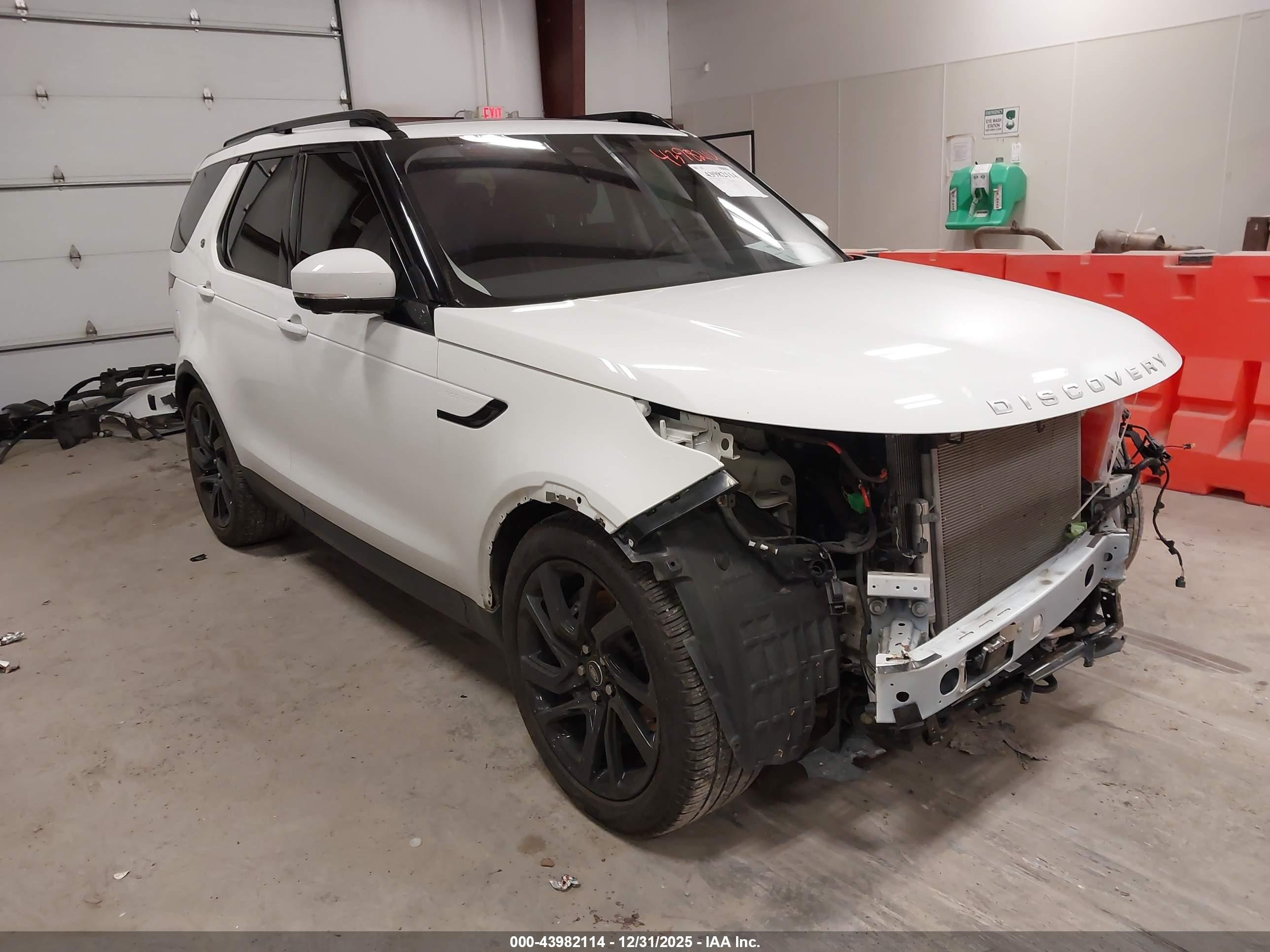 2023 Land Rover Discovery S, VIN SALRJ2EX0P2472535 — Front end