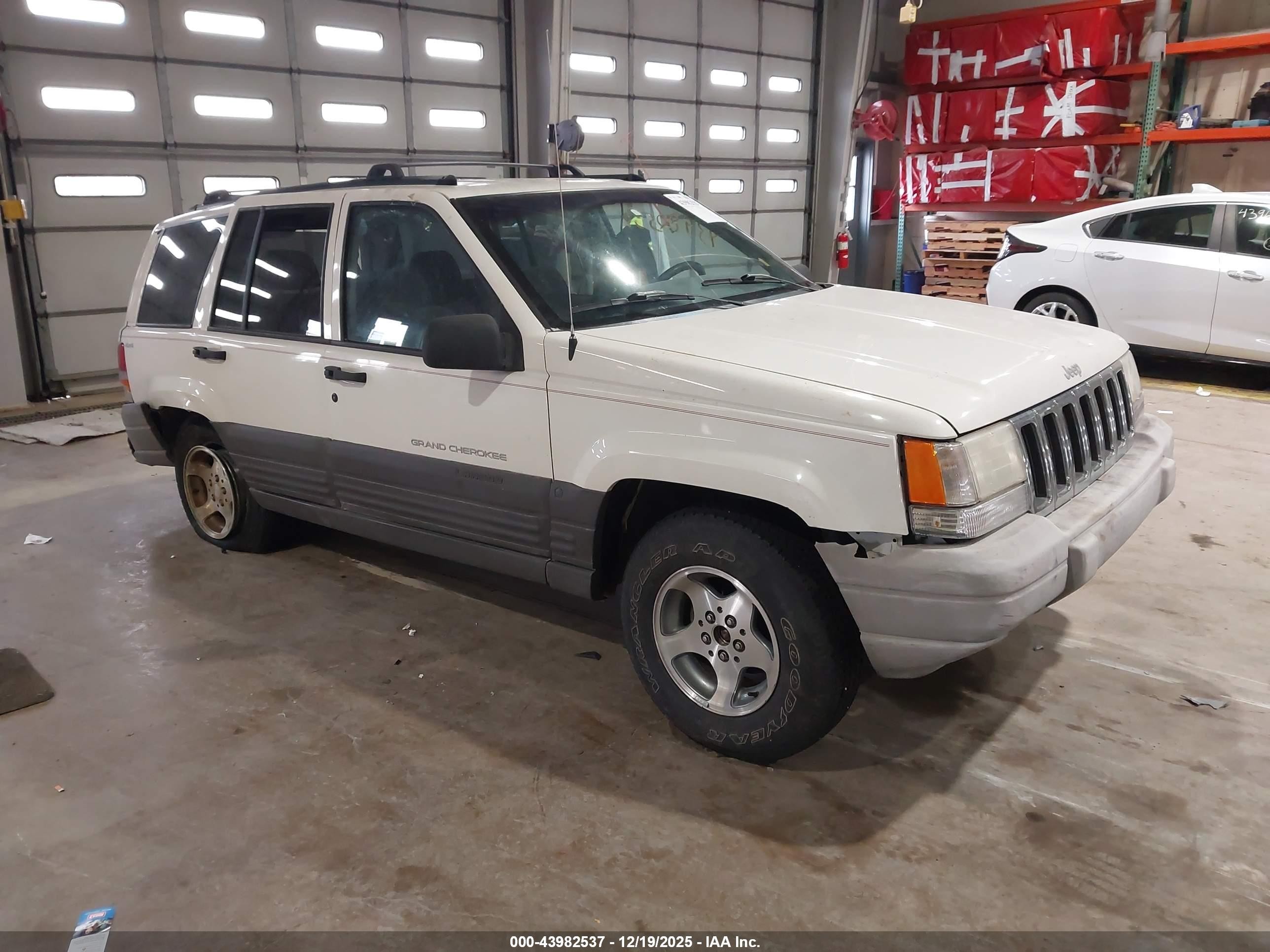 1996 Jeep Grand Cherokee Laredo, VIN 1J4GZ58Y2TC273143 — Rear end