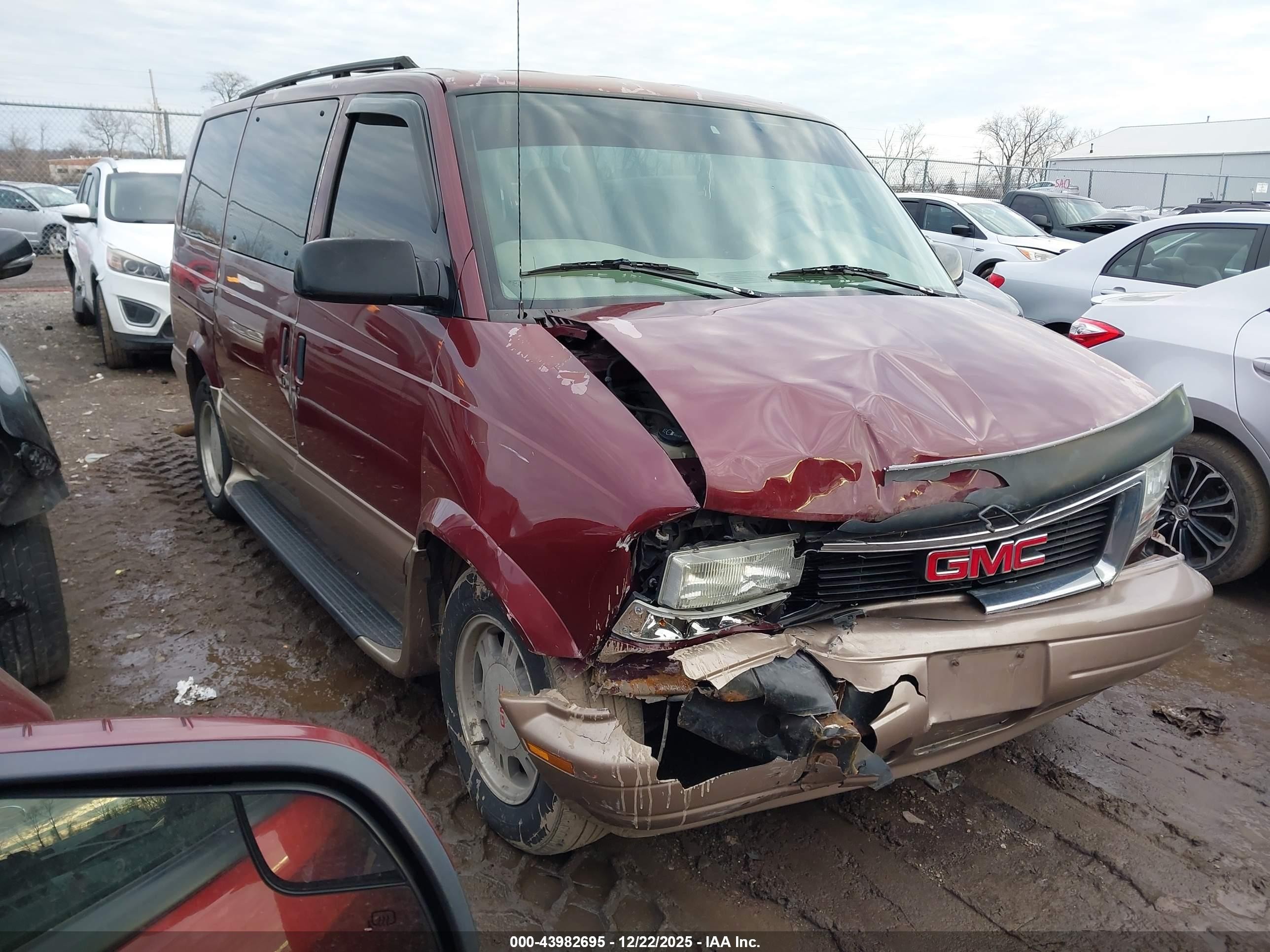 2004 GMC Safari, VIN 1GKDM19X64B507480 — Front end