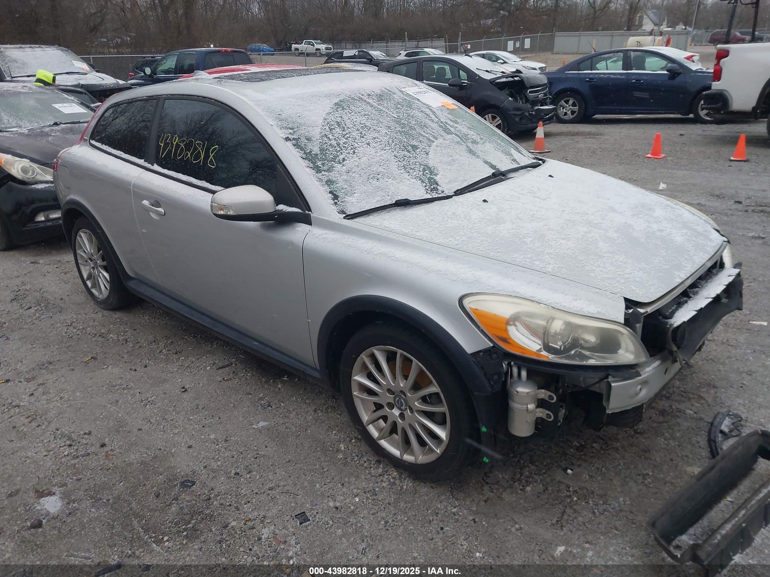 2011 Volvo C30, VIN YV1672MK7B2203627 — Перед