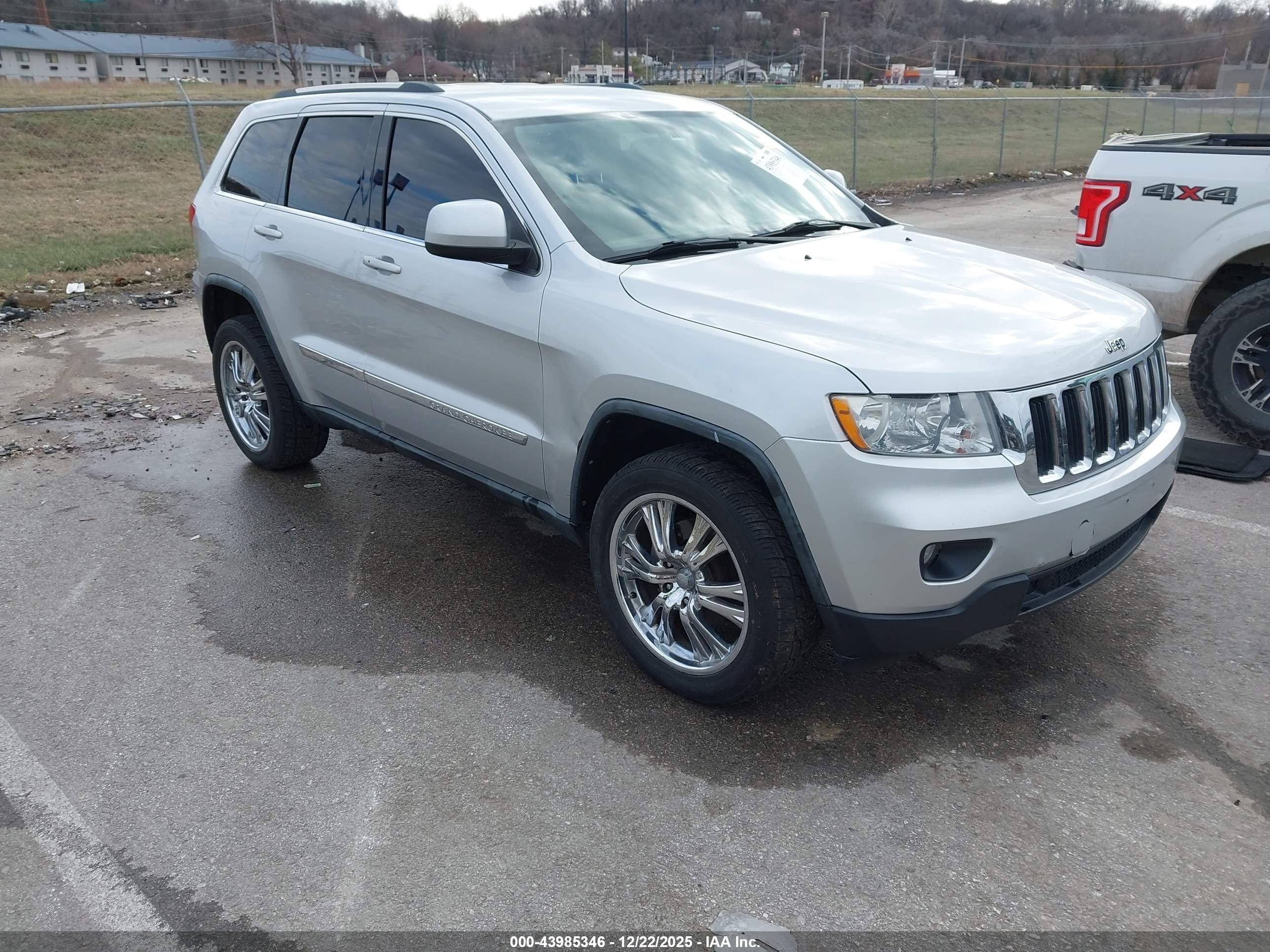 2011 Jeep Grand Cherokee Laredo, VIN 1J4RR4GGXBC530141 — Side