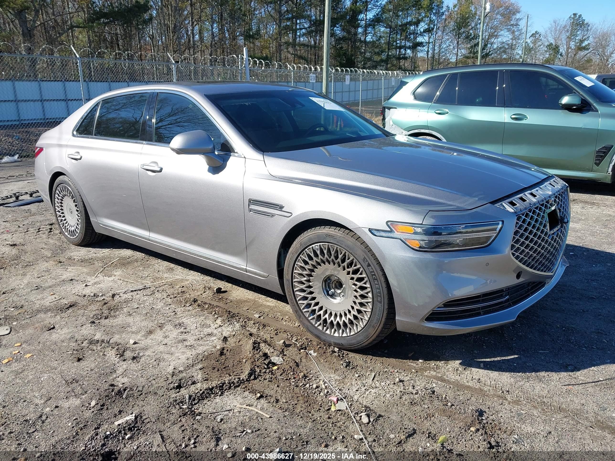 2020 Genesis G90 Premium, VIN KMTF34PA7LU075509 — Перед