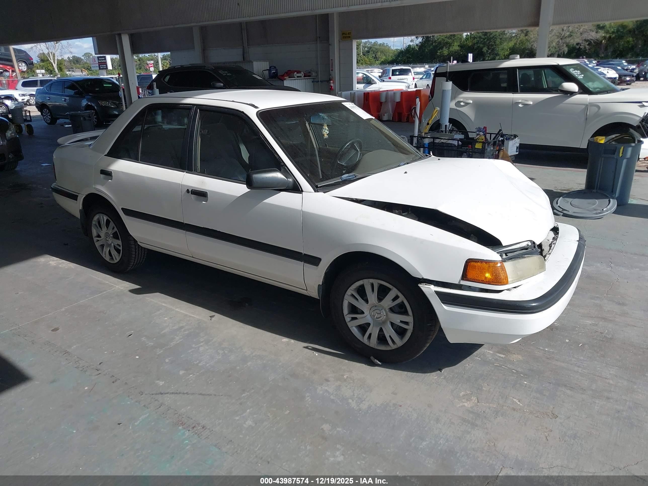 1994 Mazda Protege DX, VIN JM1BG2244R0733813 — Перед
