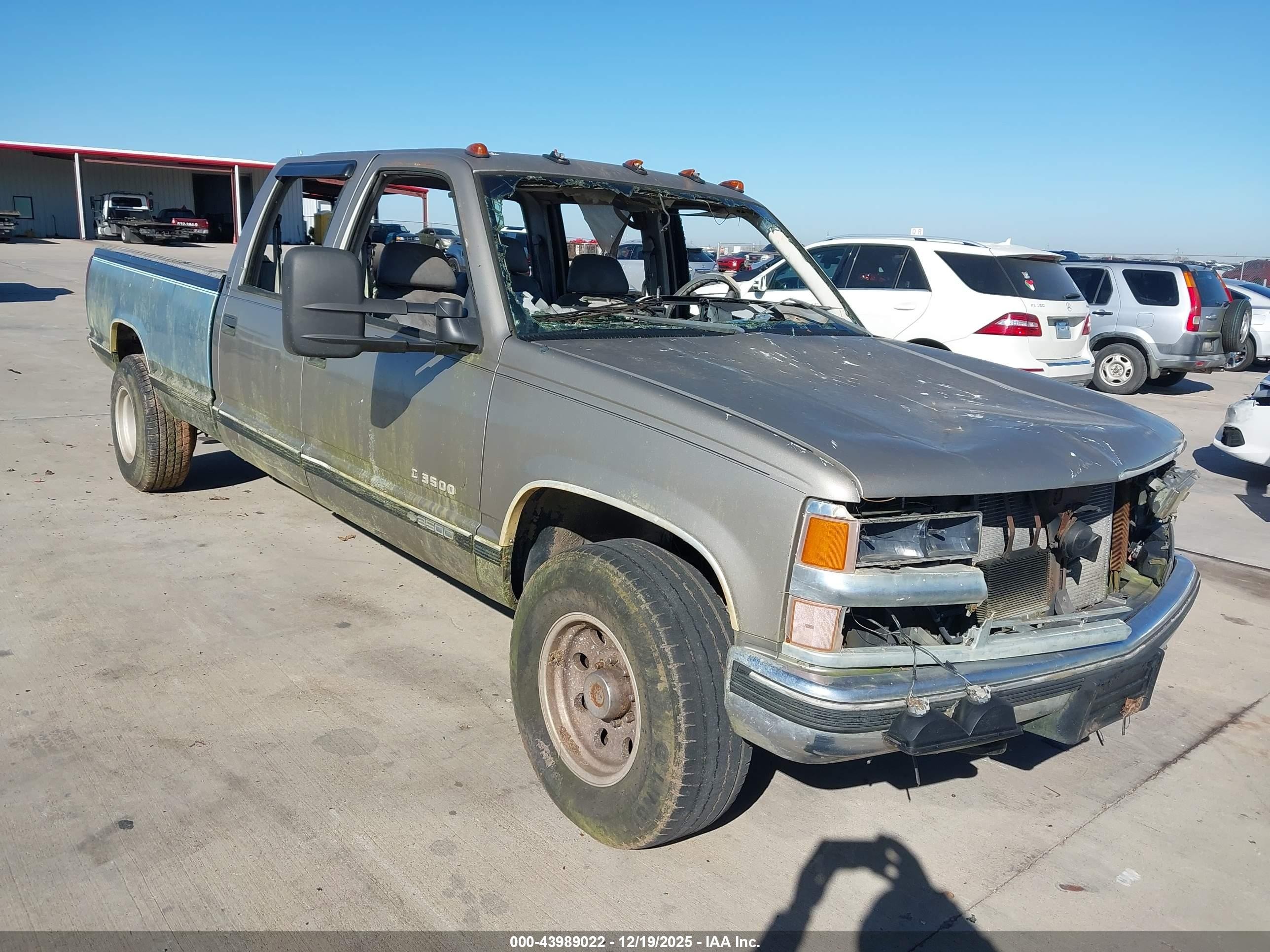 2000 Chevrolet Silverado 3500, VIN 1GCGC33R1YF516832 — All over