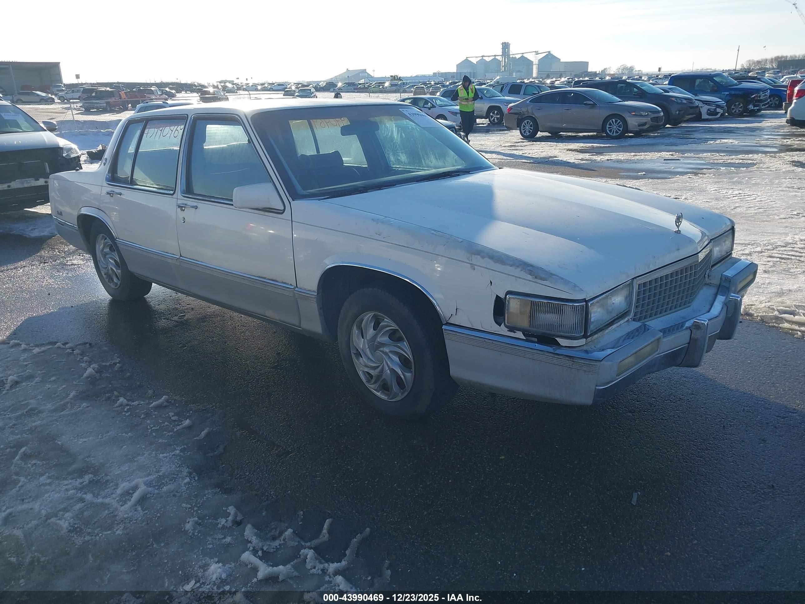 1989 Cadillac DeVille, VIN 1G6CD5155K4215977 — Перед