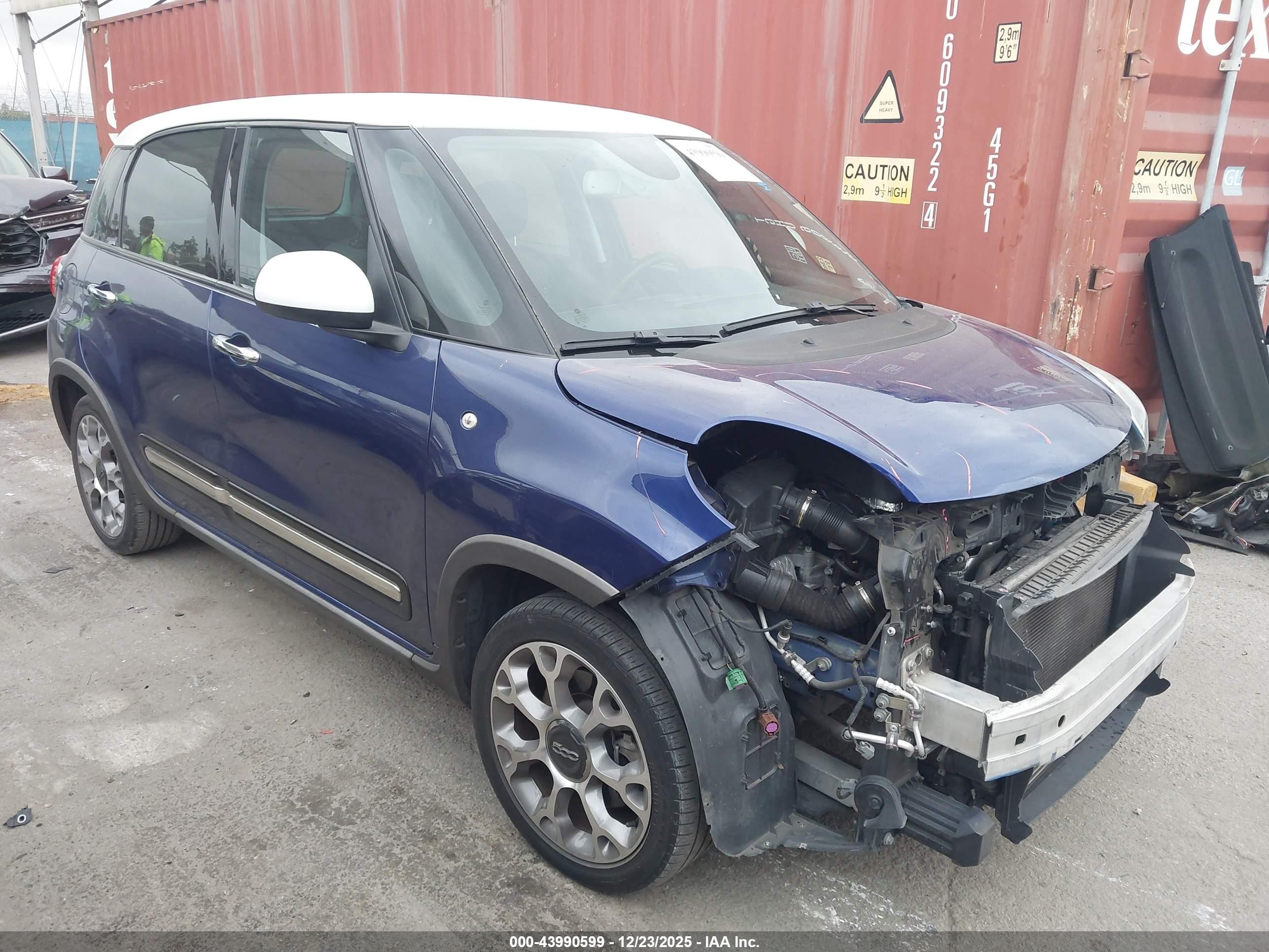 2015 FIAT 500L Urbana Trekking, VIN ZFBCFADH4FZ033222 — Front end
