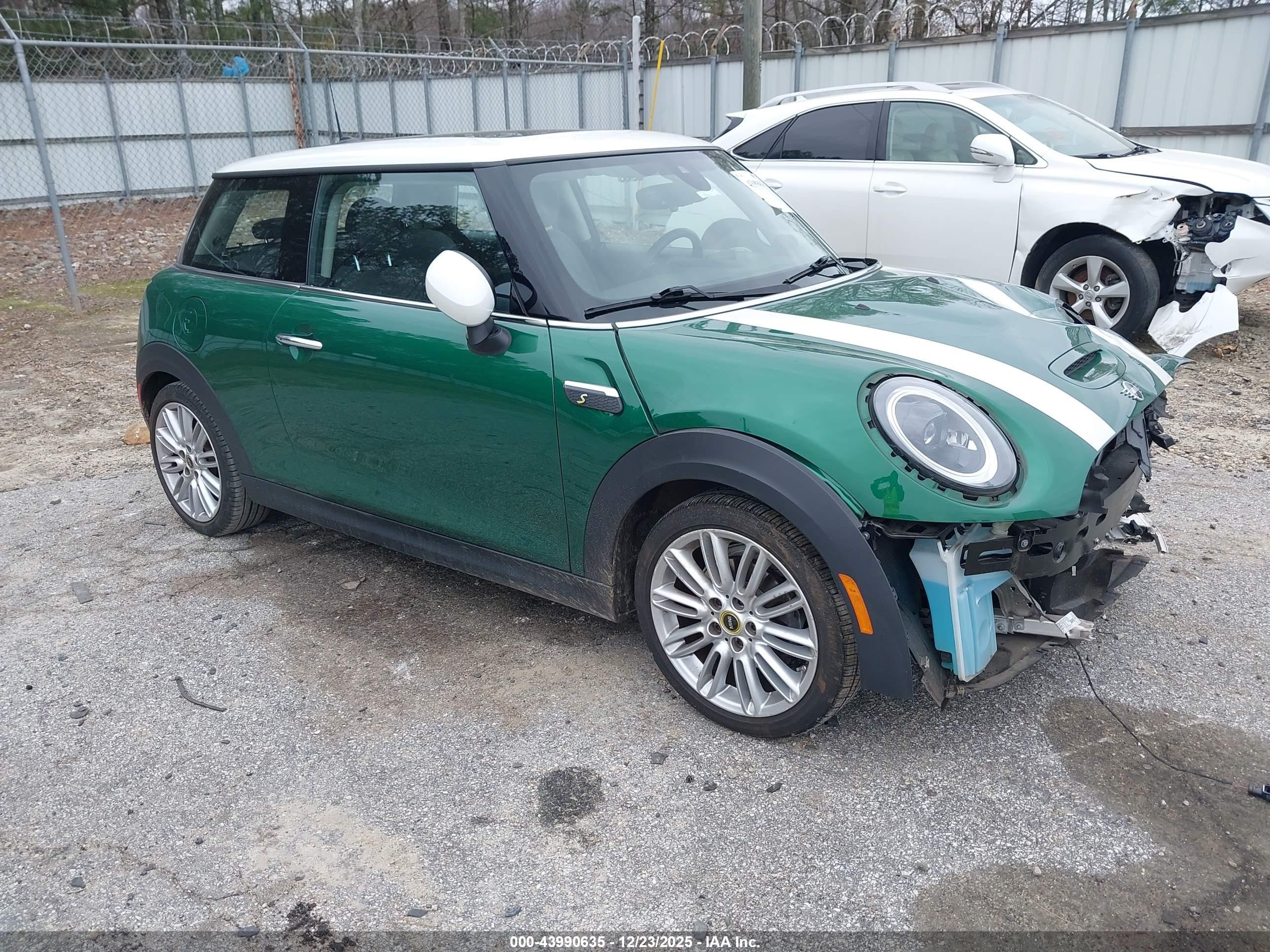 2023 MINI Hardtop Cooper SE, VIN WMW13DJ04P2S68708 — Front end