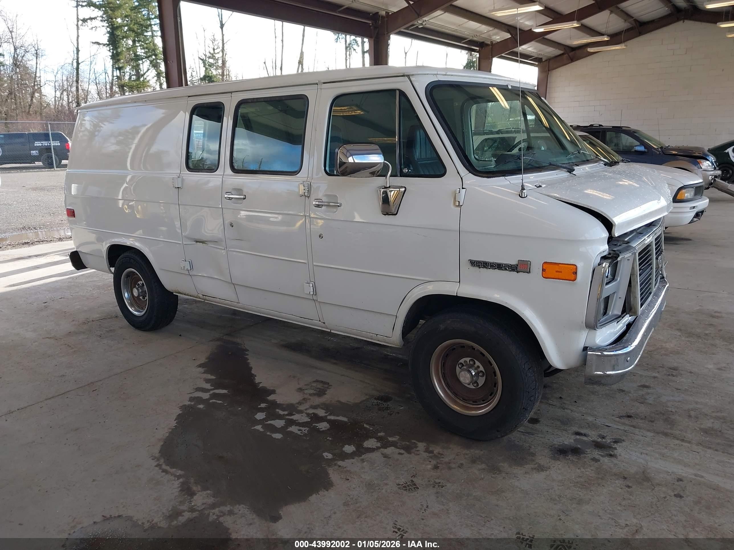 1990 GMC Vandura, VIN 2GTEG25K4L4502668 — Front end