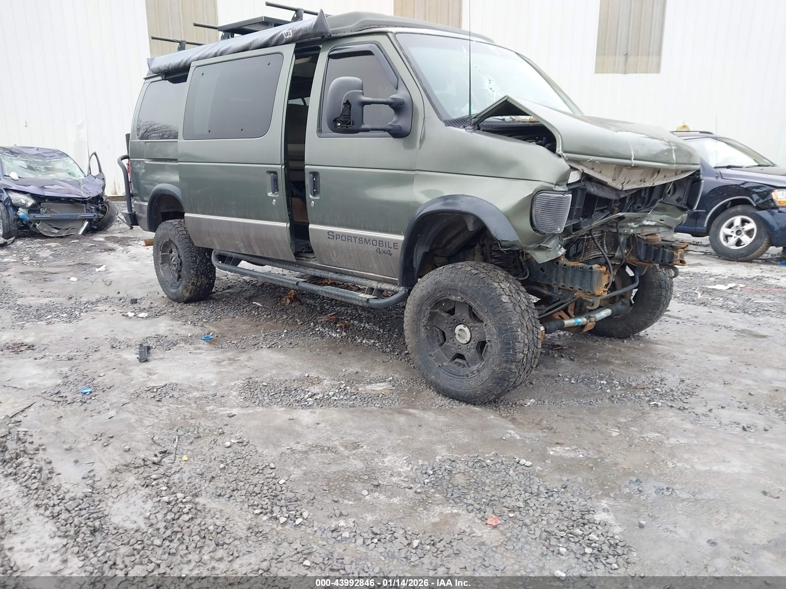 2003 Ford E-350, VIN 1FMNE31S53HA49012 — Front end