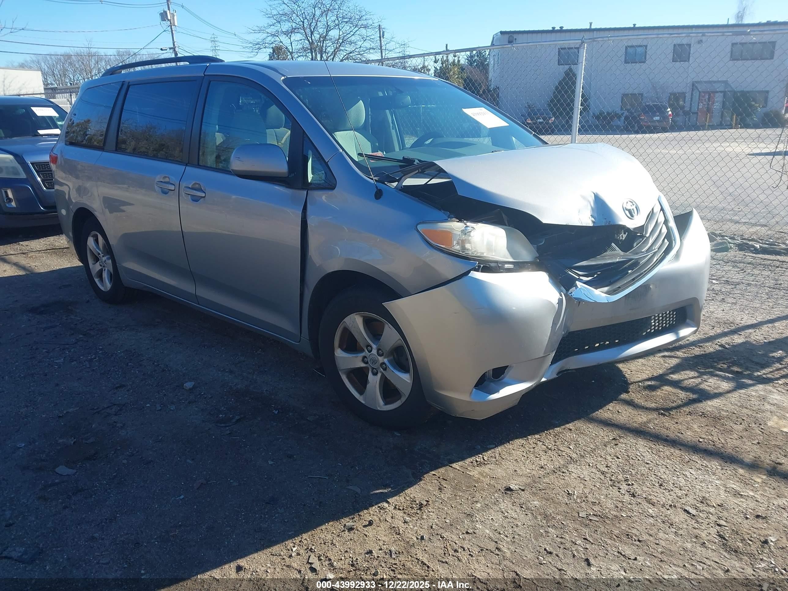 2011 Toyota Sienna LE, VIN 5TDKK3DC6BS151515 — Front end