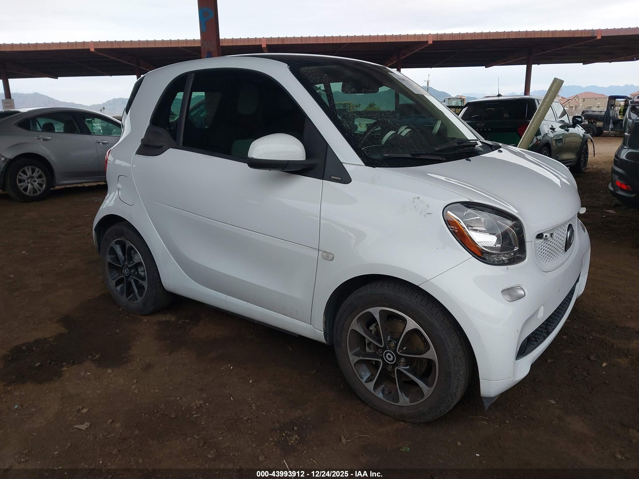 2018 Smart fortwo Passion, VIN WMEFJ9BA7JK265488 — Rear end