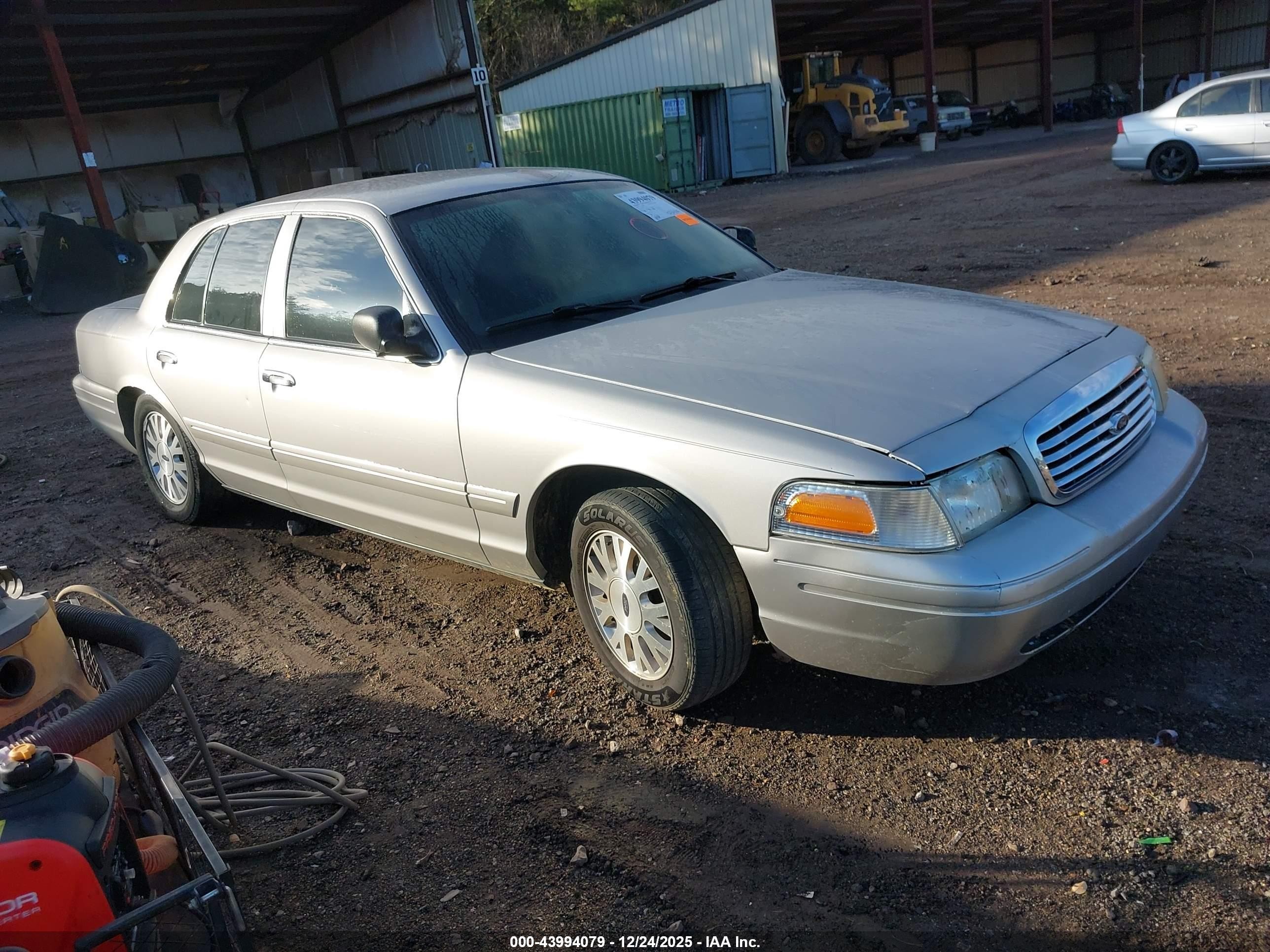 2006 Ford Crown Victoria LX, VIN 2FAFP74V56X112619 — Side