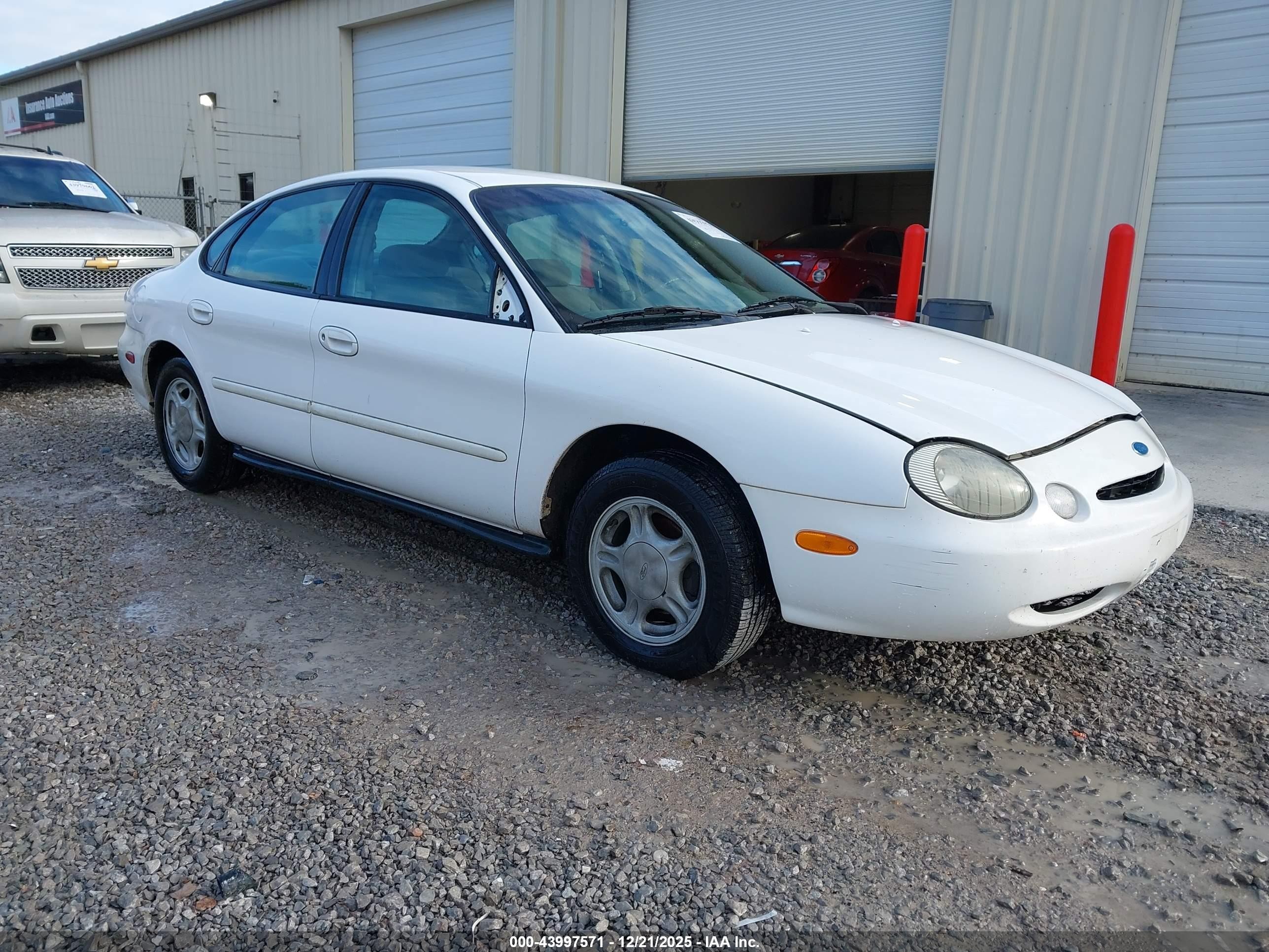 1996 Ford Taurus GL, VIN 1FALP52U0TA253877 — Front end