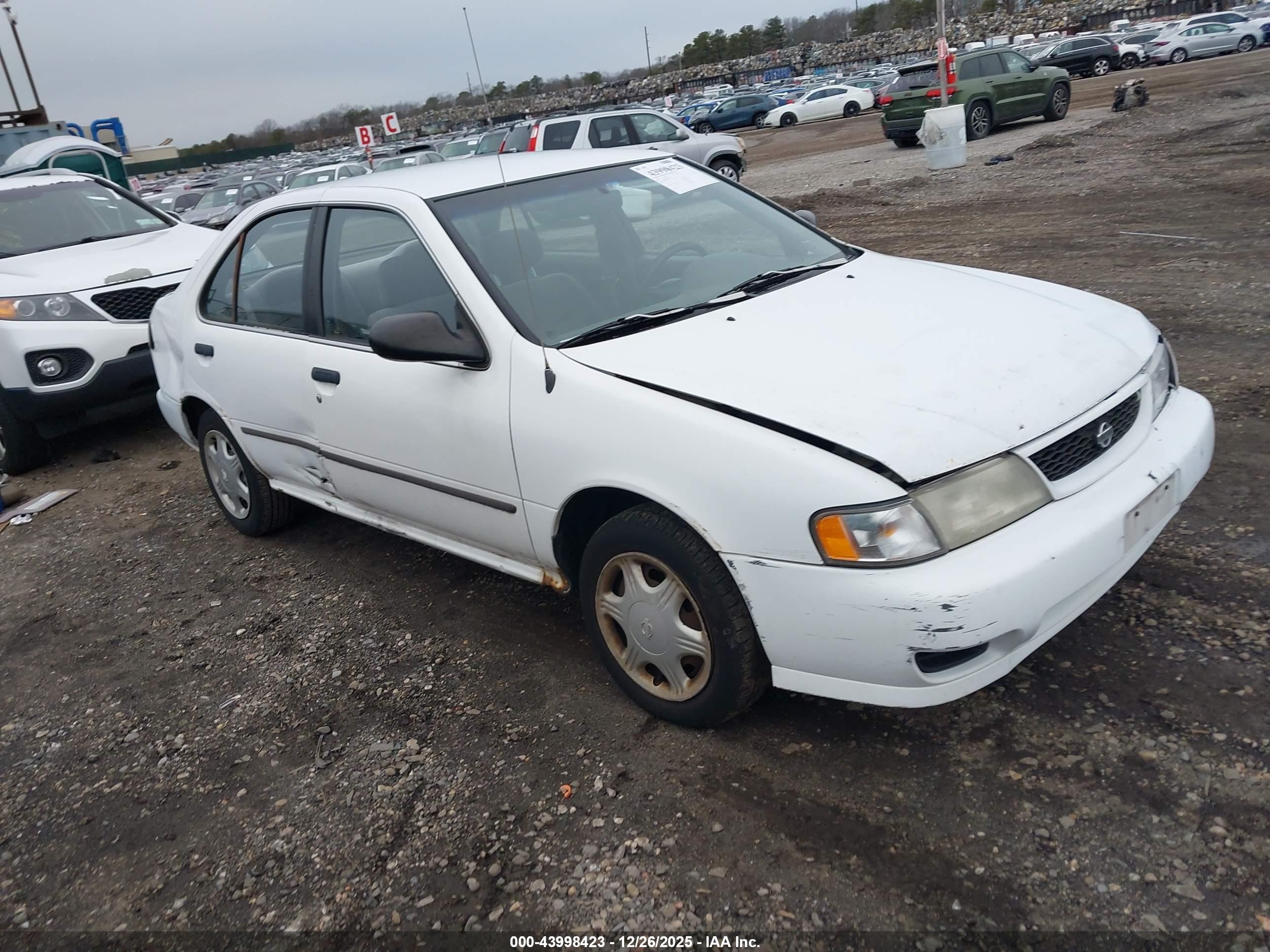 1998 Nissan Sentra XE, VIN 3N1AB41D8WL068083 — Бок
