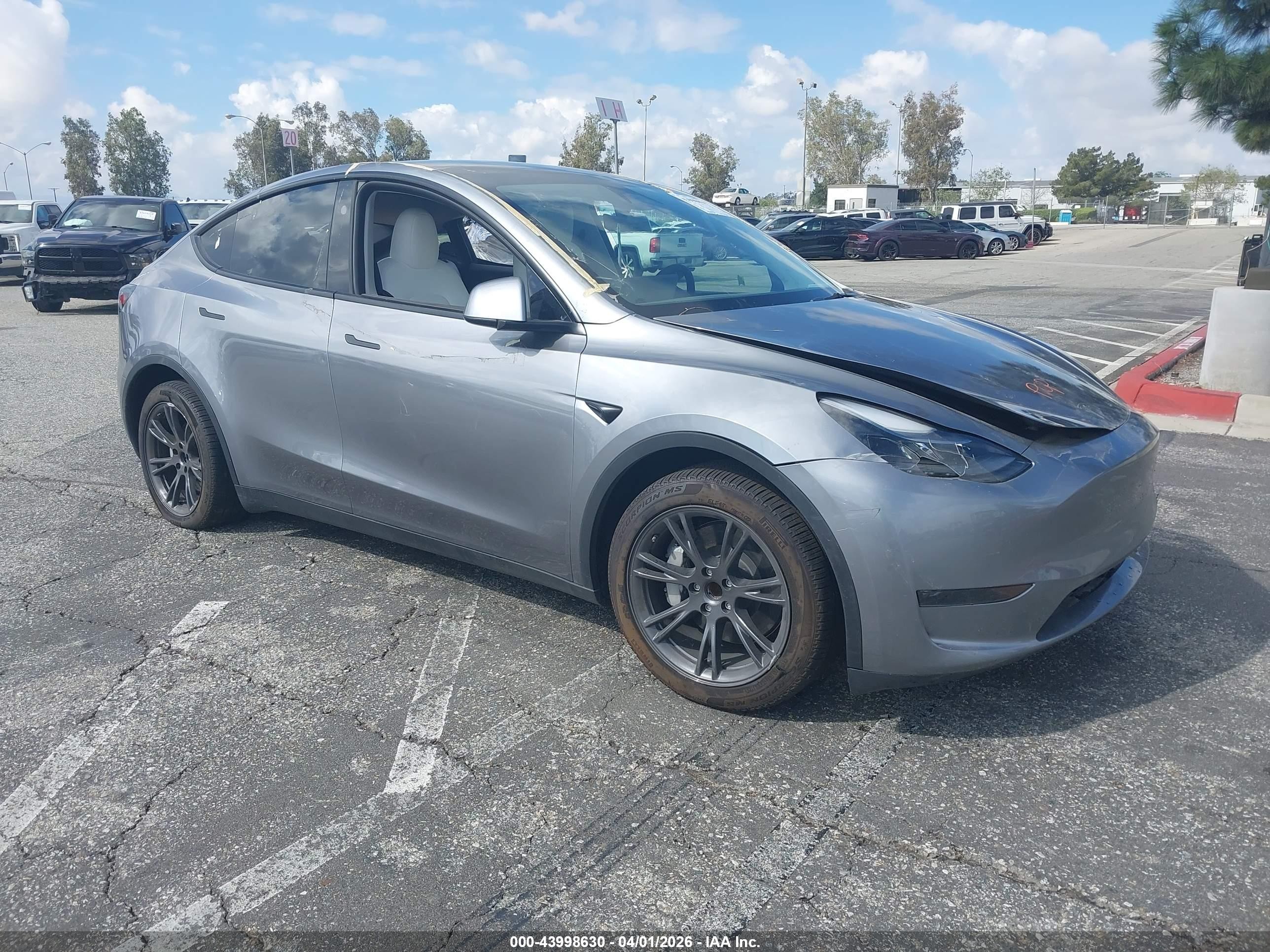 2024 Tesla Model Y, VIN 7SAYGDED0RA325571 — Side