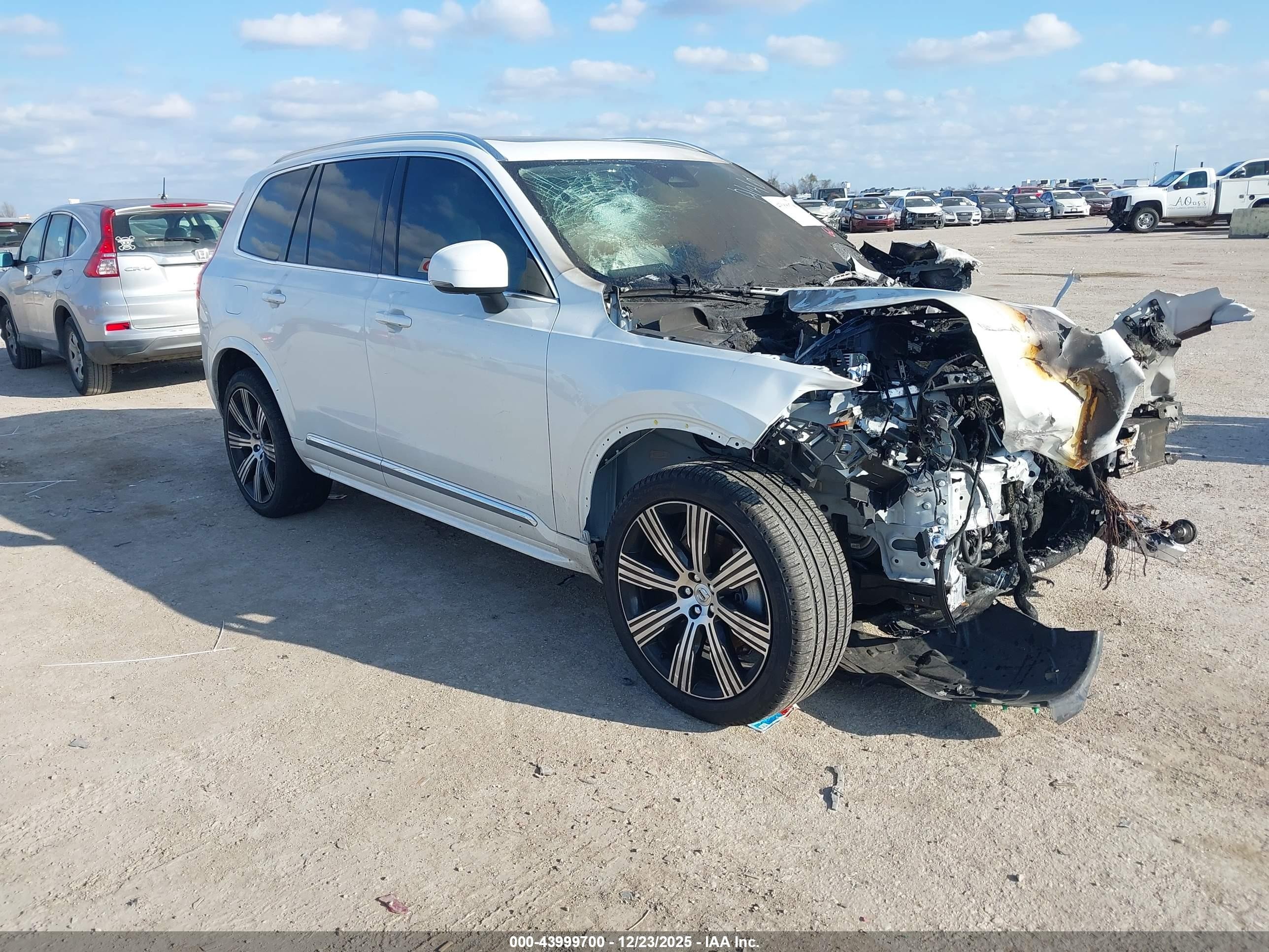 2024 Volvo XC90 Plus Bright Theme, VIN YV4L12PE0R1229807 — Пожар в моторном отсеке