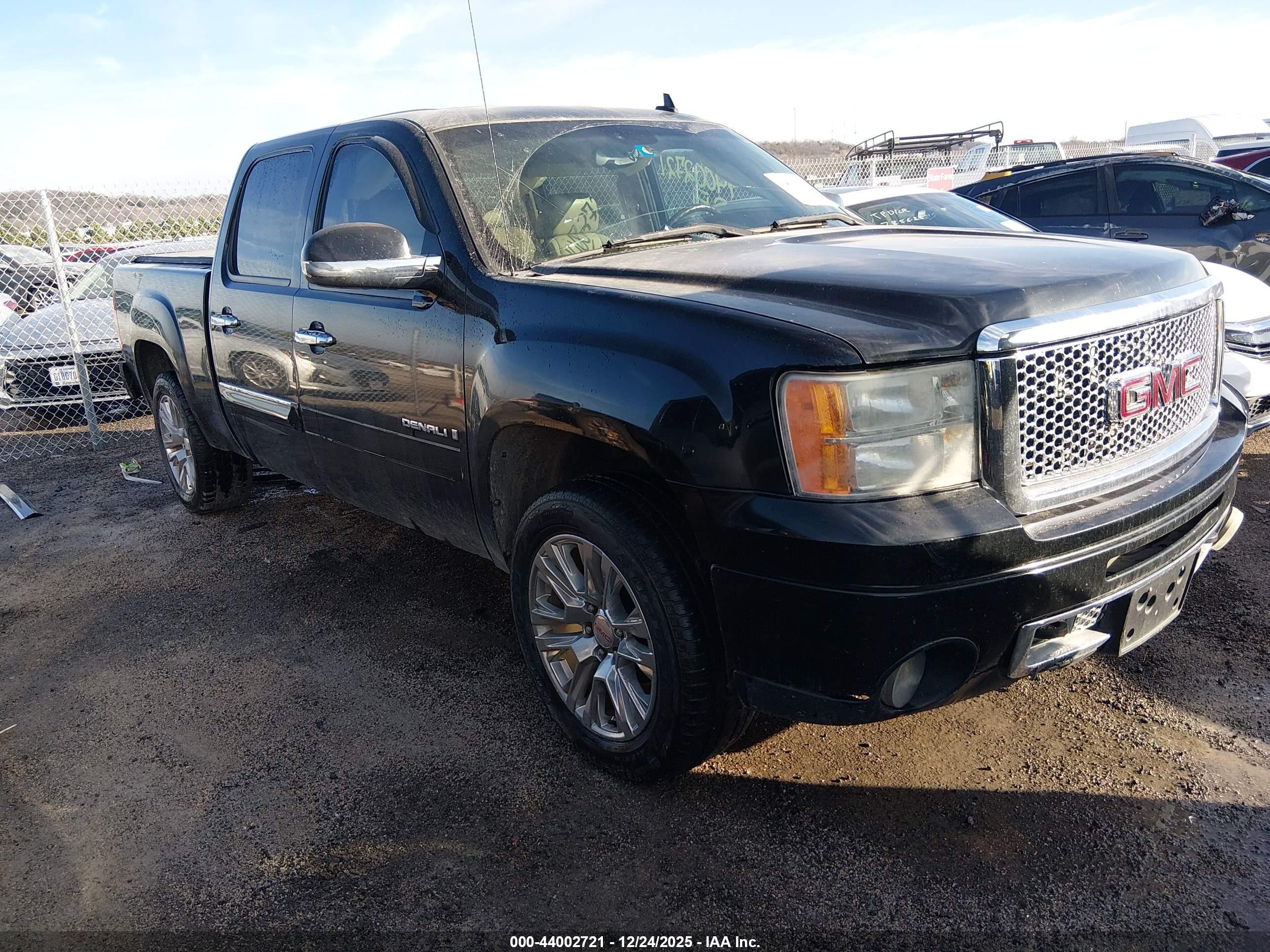 2008 GMC Sierra Denali, VIN 2GTEC638081265700 — Side