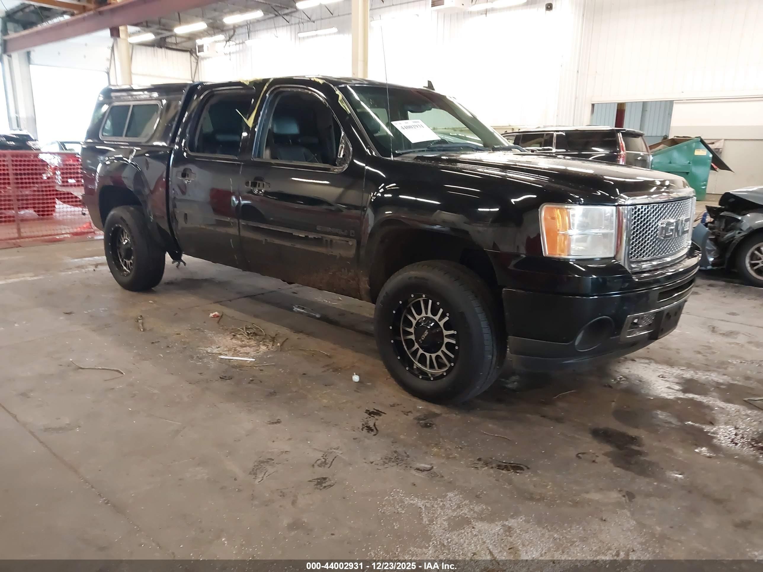 2008 GMC Sierra Denali, VIN 2GTEC638081163538 — Side